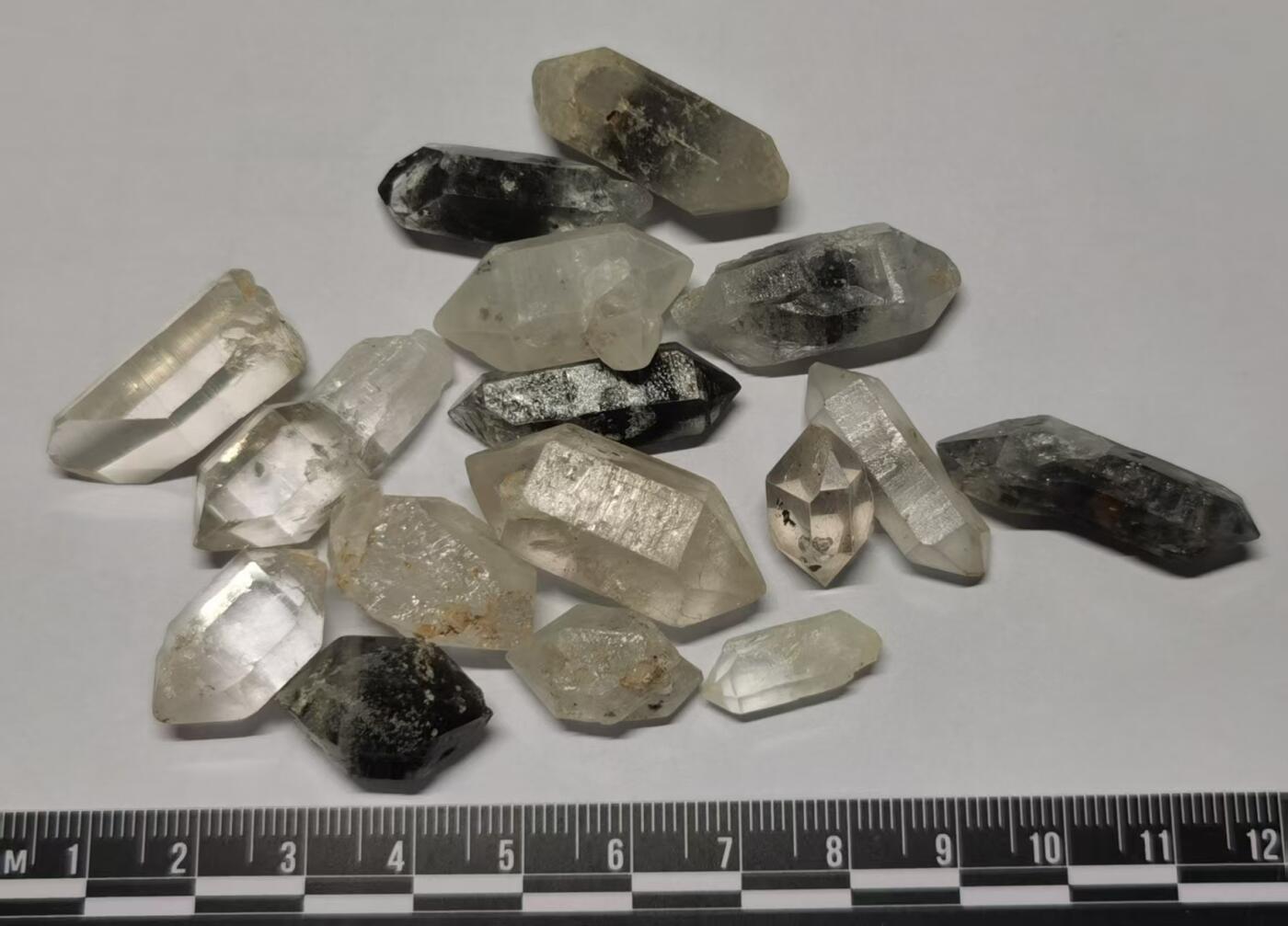 七河·世界币章矿标杂件每周小拍（总第35期）（本场周二结标） 藏家出品 X718（6） 云贵闪灵水晶原石一组 16 件 约50多克 本件拍品由合作藏家邮寄