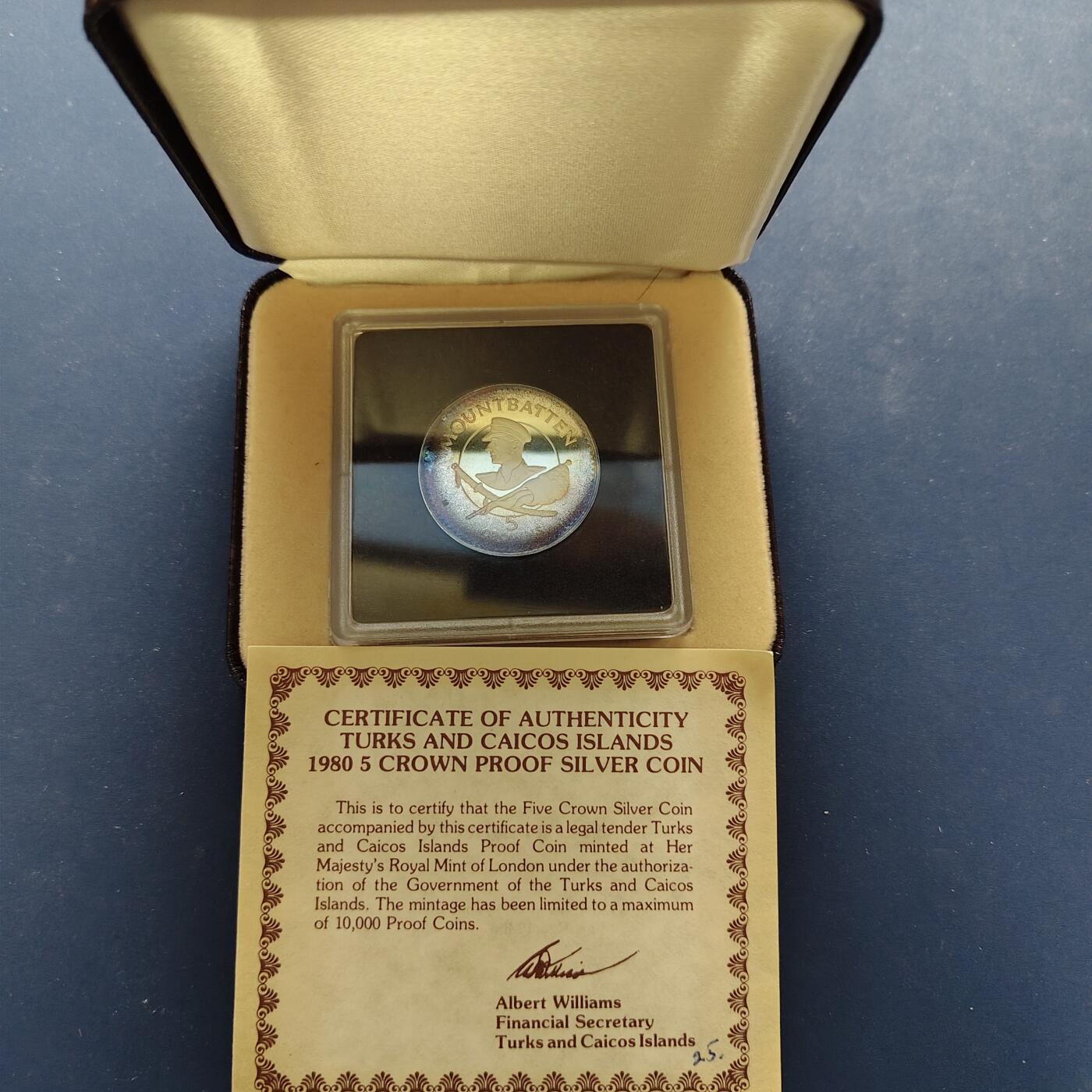 【全场包邮】纯粹捡漏拍499场-持续更新中 特克斯和凯克斯群岛1980年5克朗蒙巴顿伯爵精制纪念银币【32毫米14.58克50%，纯银价约205元（按28元银价折算）】-盒证全