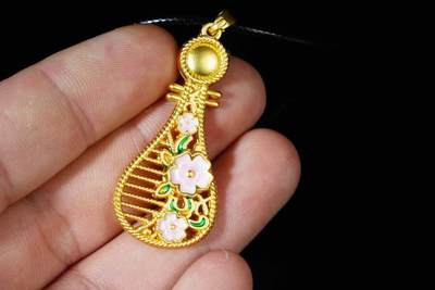 上海都达杂项专场八（全场包邮）   天然镀金琵琶琴嵌和田玉蛋面挂件 附鉴定证书87-351