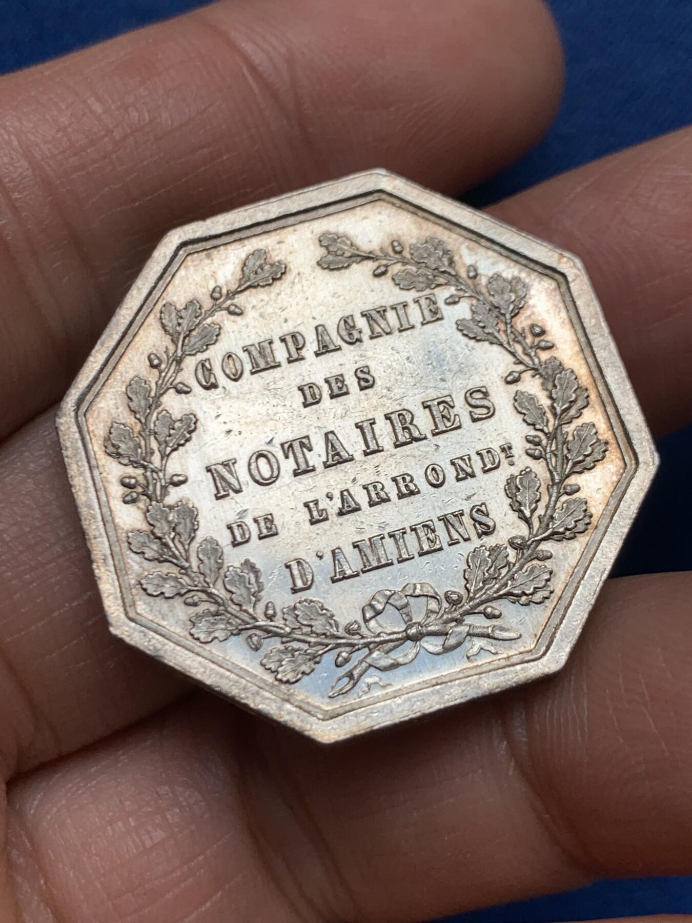 《竞宝斋》第461场 周日，周一，2场连拍 （全场包邮）欢迎送拍 法国亚眠公证人八角银质代币 15.45g 31.7mm 蜜蜂边铭