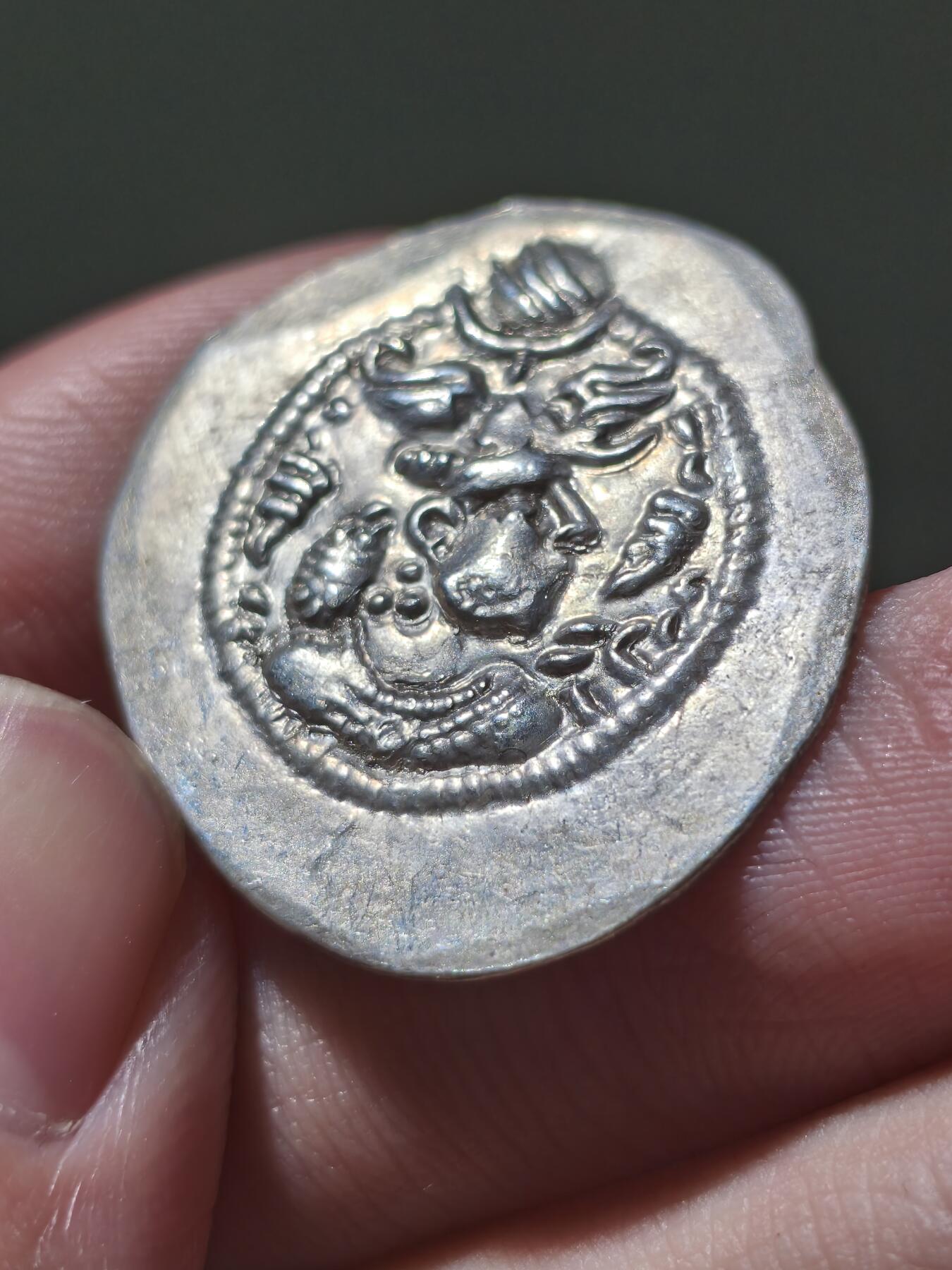 星盘世界钱币一月三十一日古典币专场 萨珊波斯1德拉克马银币，造于卑路斯一世第三次造币时期，造于历史名城KR（克尔曼）厂，无纪年，这是位于伊朗的稀有造币厂，千里挑一的美品