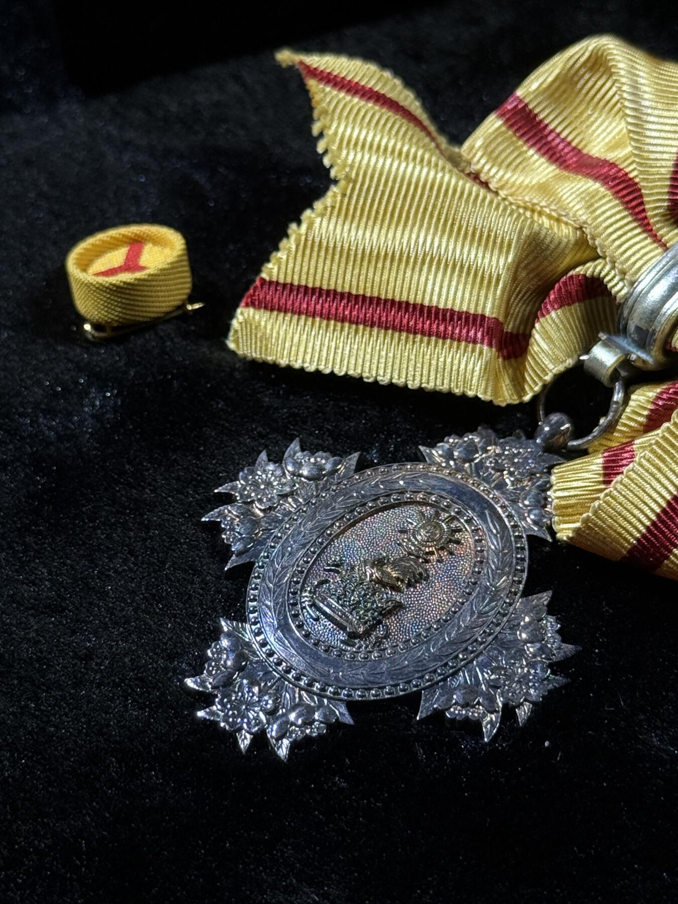 戎马世界章牌大赏第110期 勋八等宝冠章，带盒略