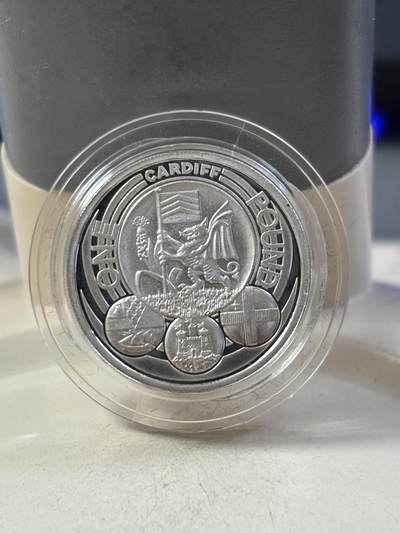 第189期拍卖 - 英国2011年城市系列卡迪夫市1英镑精制纪念银币带盒无证书，925银，9.5克，发行20000枚，有氧化