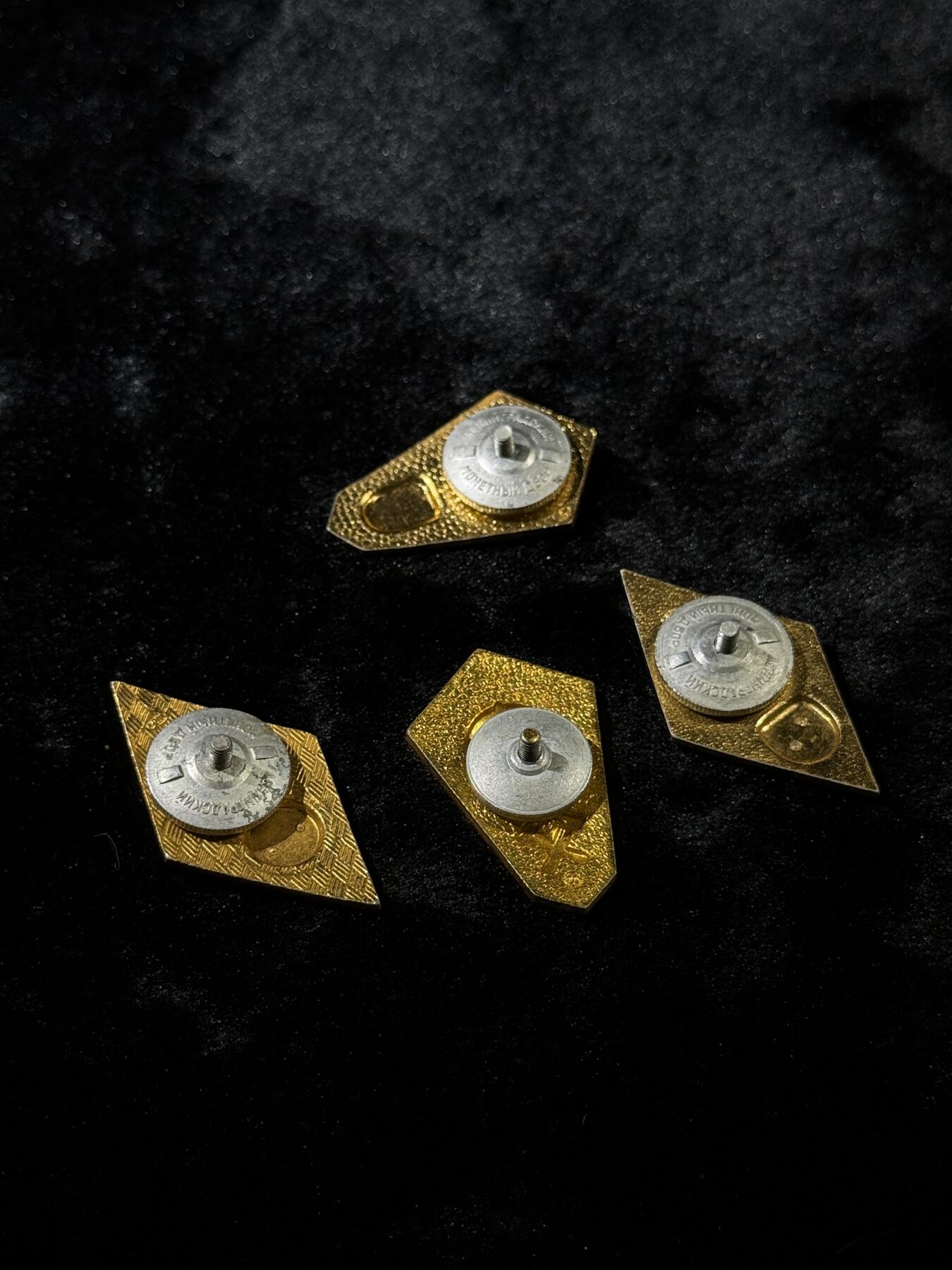 戎马世界章牌大赏第110期 苏联校徽一组，铝制