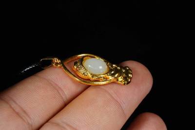 上海都达杂项专场八（全场包邮）   天然镀金无相佛嵌和田玉蛋面挂件 附鉴定证书87-339