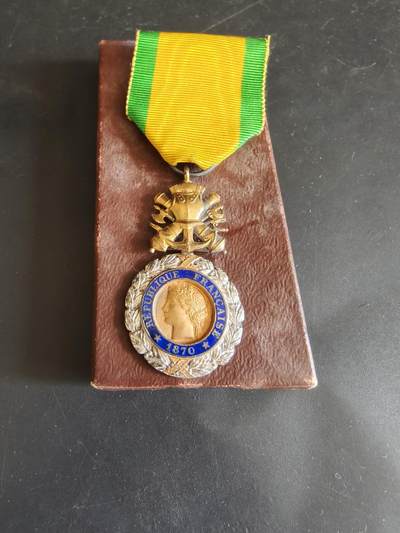 老王徽章第179期 - 法国军事奖章    三共时期     950银镀金珐琅     带盒子    重量20g