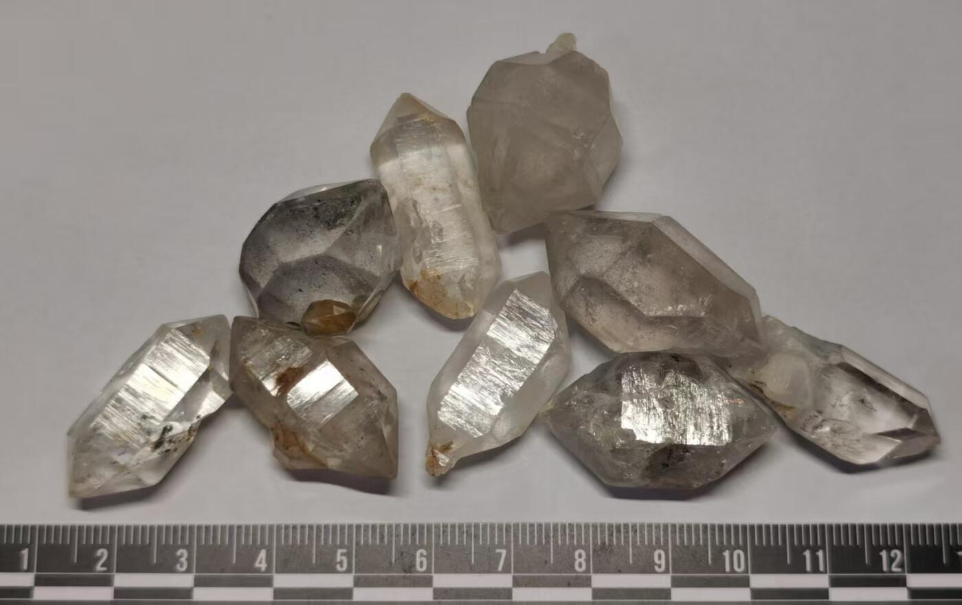 七河·世界币章矿标杂件每周小拍（总第35期）（本场周二结标） 藏家出品 X721（7） 比较大个头的云贵闪灵水晶原石 一组 9 件 本件拍品由合作藏家邮寄