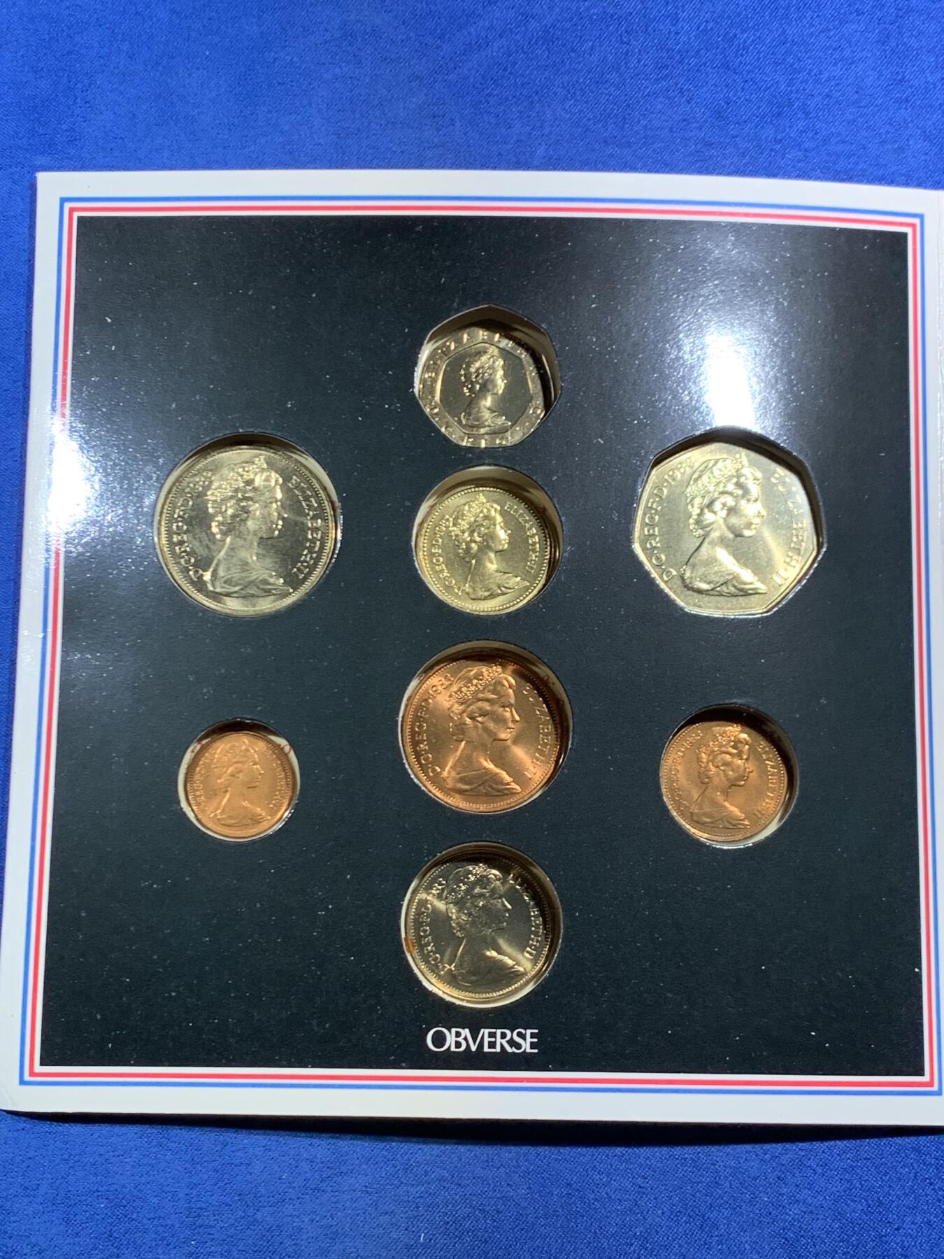 《竞宝斋》第461场 周日，周一，2场连拍 （全场包邮）欢迎送拍 英国1983年精制套币册 新1镑发行首年 精美纹章盾徽漂亮 1/2便士的最后几年 册证齐全