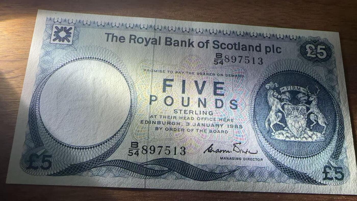 徐霞客拍卖首拍 苏格兰/皇家银行P-342c 1985年5镑	B/54 897513 unc-	这张5英镑纸币是早期流通版别，票面保留了时任常务董事的手写签名，后续版本已更换签名样式。设计上延续了地方货币的独特防伪与纹饰风格，承载着独特的货币发行历史。其收藏价值源于早期版别存世量少，手写签名设计稀缺，品相完好的该版别在收藏市场具备稳定升值潜力。