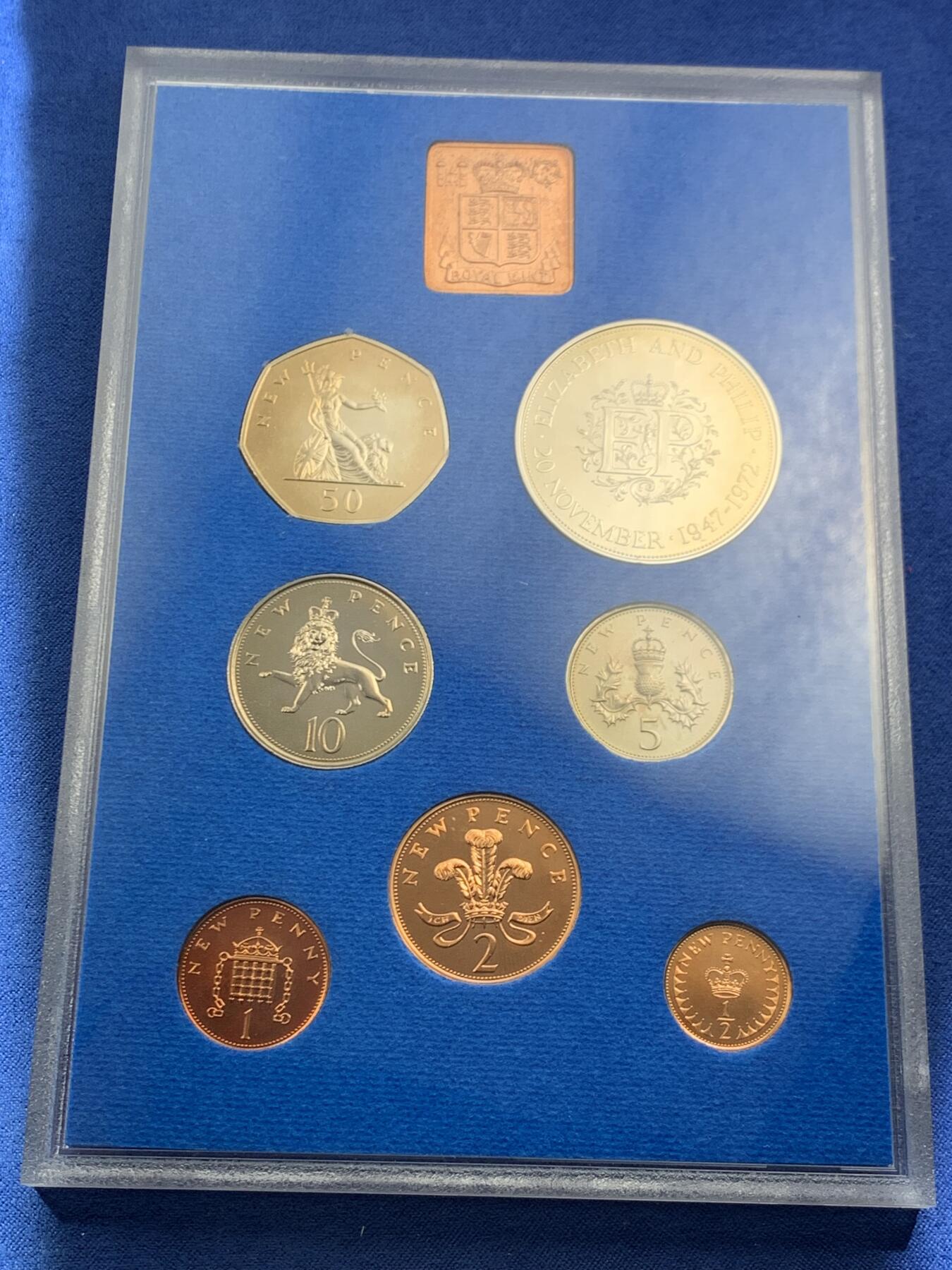 《竞宝斋》第461场 周日，周一，2场连拍 （全场包邮）欢迎送拍 英国1972年精制套币 礼品原装7枚币和1枚章 包含女王银婚精制克朗纪念币