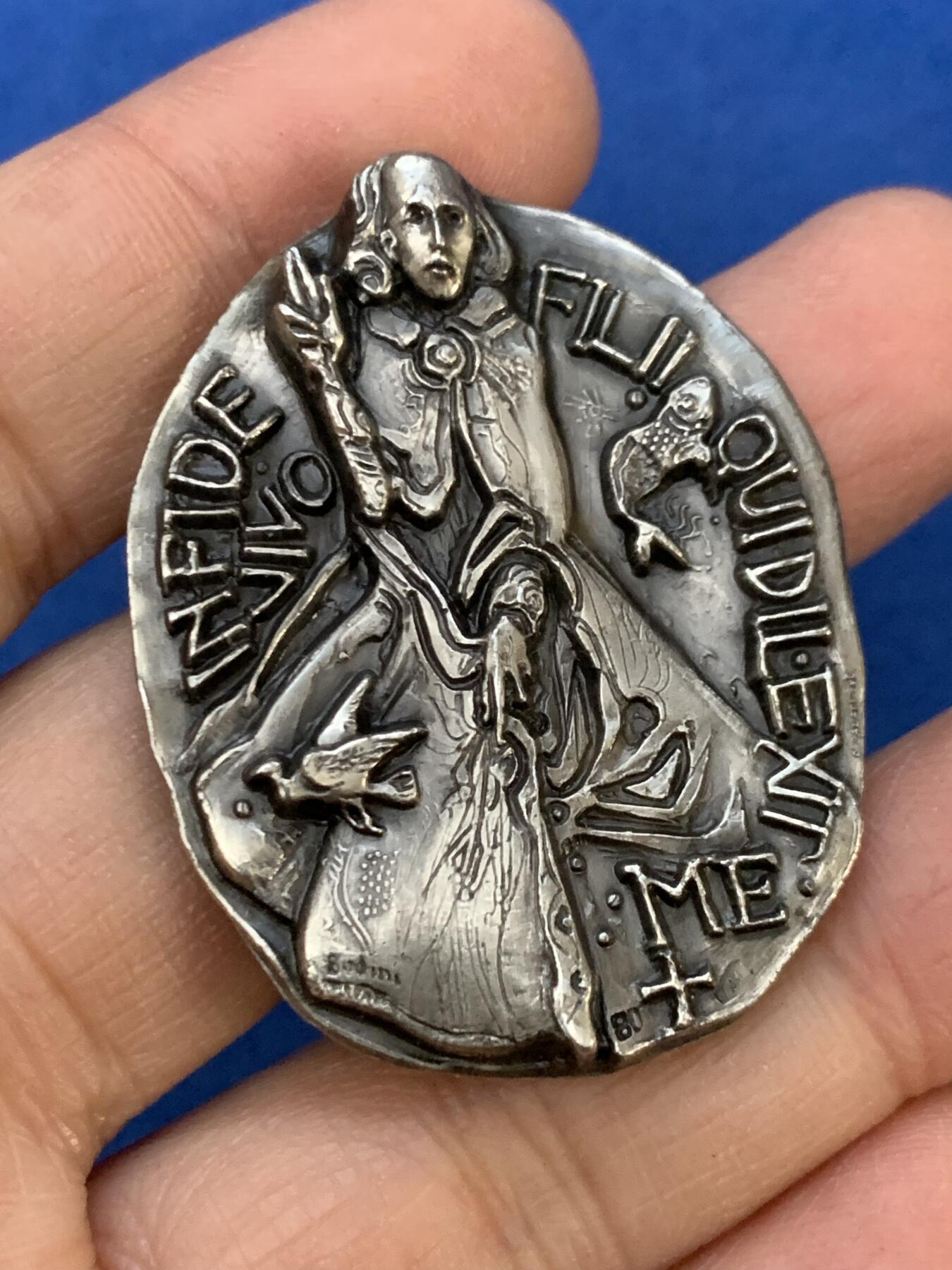 《竞宝斋》第461场 周日，周一，2场连拍 （全场包邮）欢迎送拍 梵蒂冈1968年保罗六世增加联合国教士银章，约35*45mm，47.22g，带盒，800银标，少见形状，高浮雕