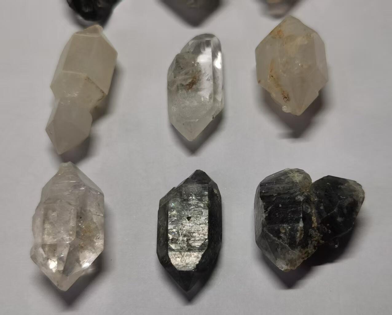 七河·世界币章矿标杂件每周小拍（总第35期）（本场周二结标） 藏家出品 X720（8） 比较大个头的云贵闪灵水晶原石一组 9 件 本件拍品由合作藏家邮寄