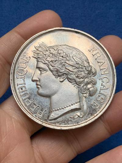 《竞宝斋》第461场 周日，周一，2场连拍 （全场包邮）欢迎送拍 - 法国全国市镇射击协会镀银铜章，图案精美。表面银光闪烁，包浆五彩。但侧缘有吊坠去除的打磨痕迹。52.2克，50.6mm。