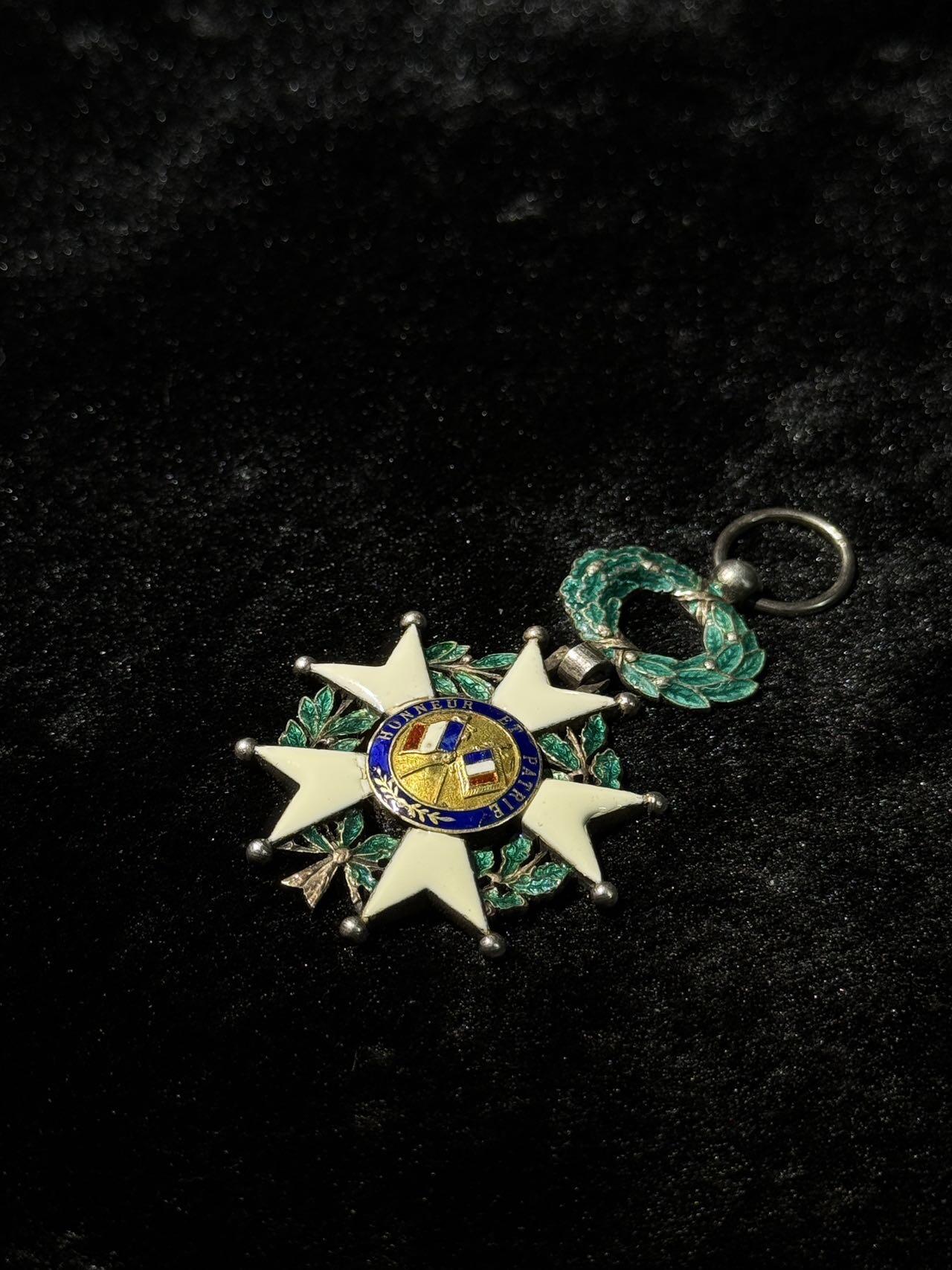 戎马世界章牌大赏第110期 法国荣誉军团勋章，银制，章芯金制，珐琅有破损与修补，重20g左右哦