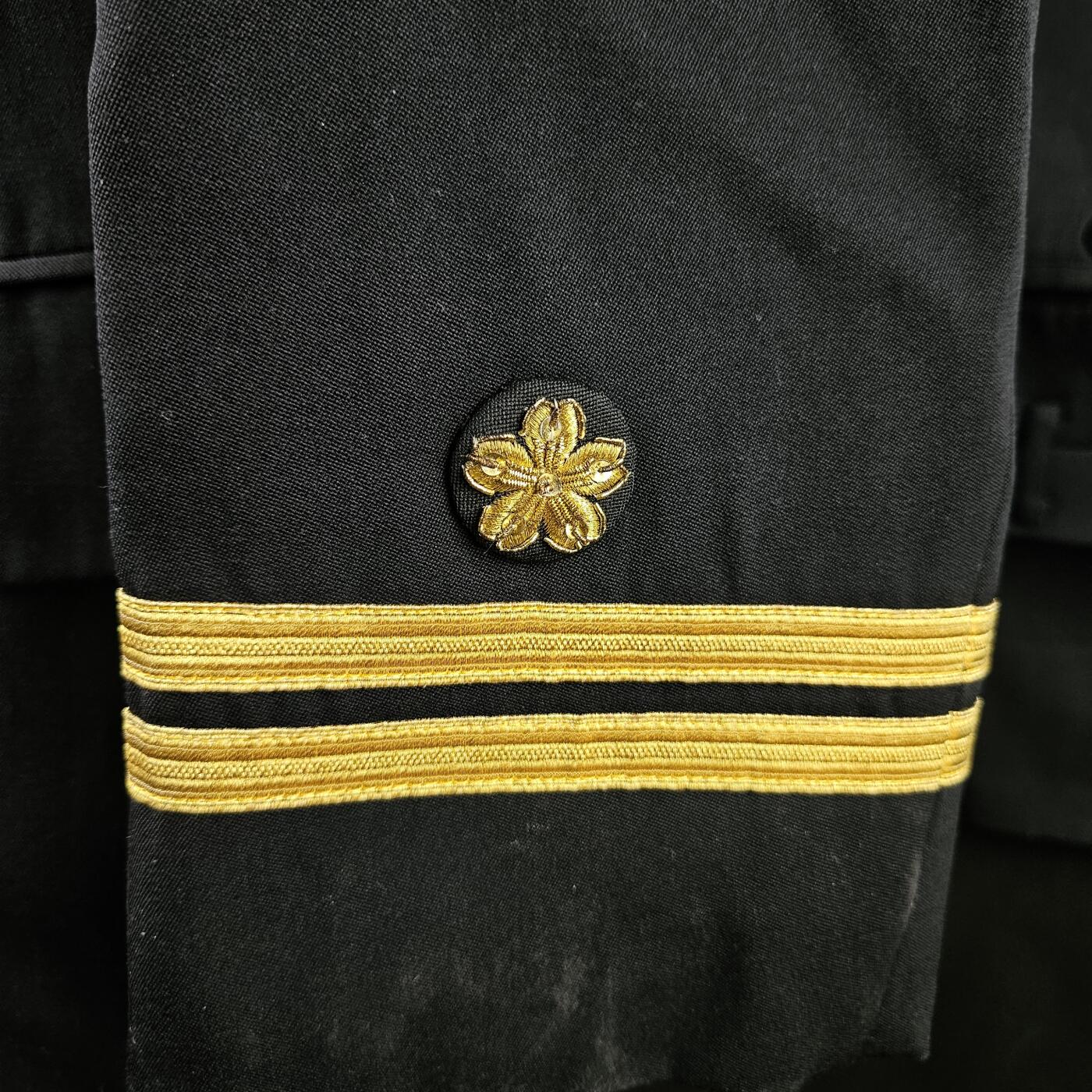 0元起拍勋章 第329期 咸鱼国勋章拍卖专场 1月28日（周三）下午6：00开始 海自一等海尉常服一套 胸围98 肩宽43 衣长71 袖长56 腰围40 裤长95