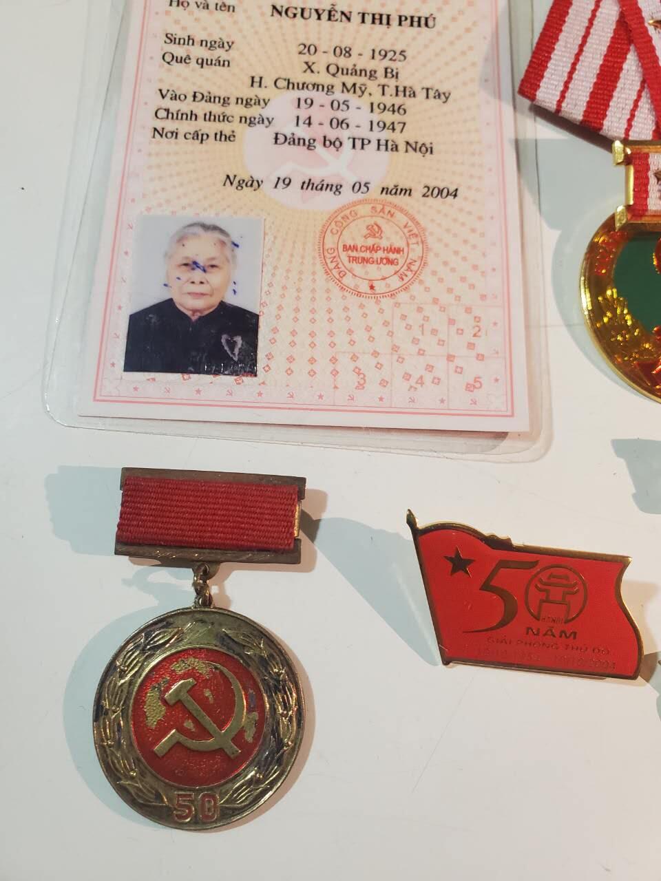 韵星假日拍卖第三十八期 -- Rimey Holidays Auction 38 越南越战老兵河内地区干部阮氏福（与上一组为夫妻，妻）全套 -- 带有党代会证 二级独立勋章（第三序列） 二级战功勋章 光荣在党五十年奖章（早期铜珐琅）河内五十年建设大会代表证章 首都建设 加强教育奖章 部分章带厂标 罕见完整一套且保存完好 
