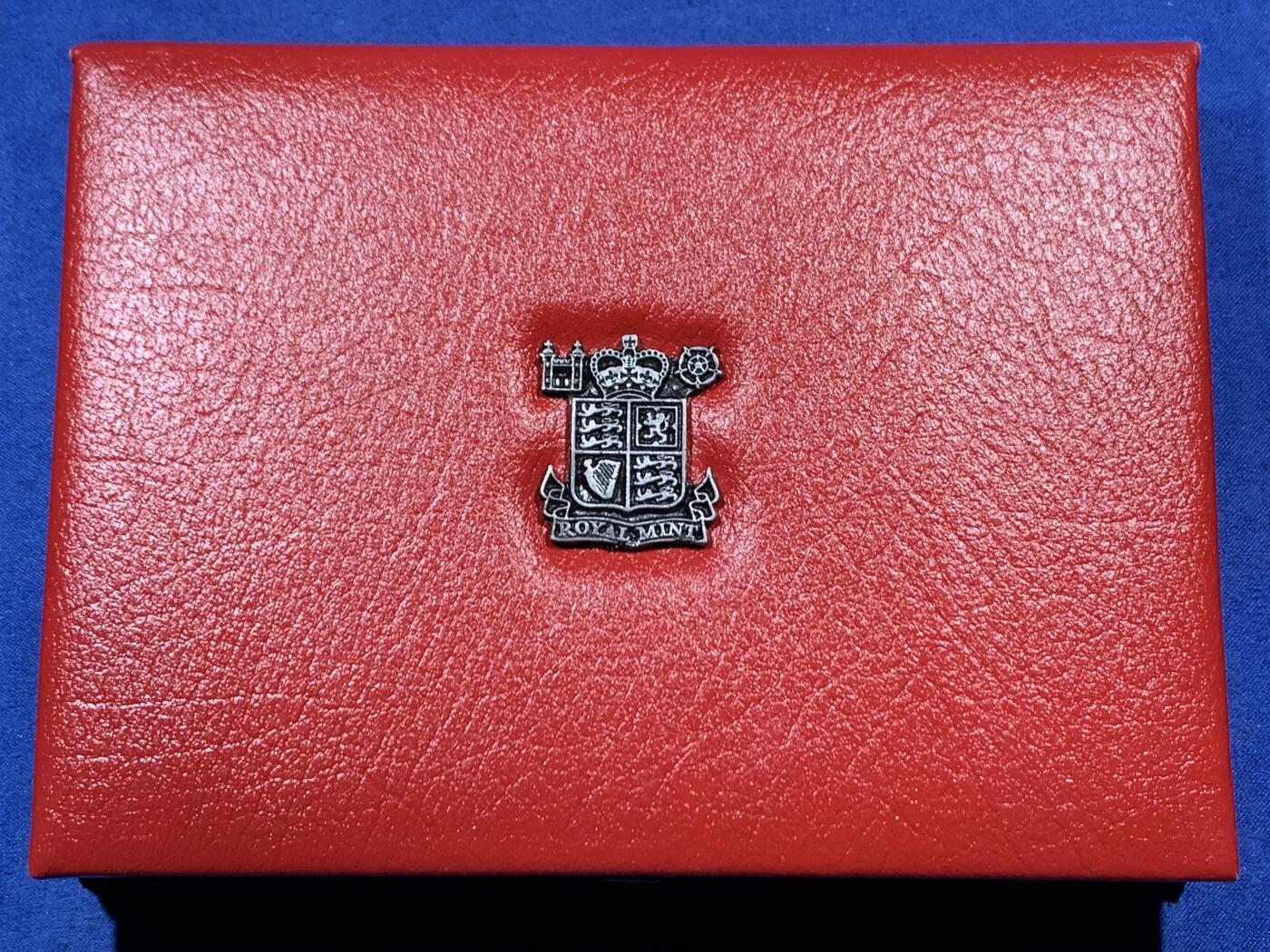 《竞宝斋》第461场 周日，周一，2场连拍 （全场包邮）欢迎送拍 英国1988年精制套币，带1枚1英镑盾徽精制纪念币，7枚币盒证齐全，品相精美 红色盒装