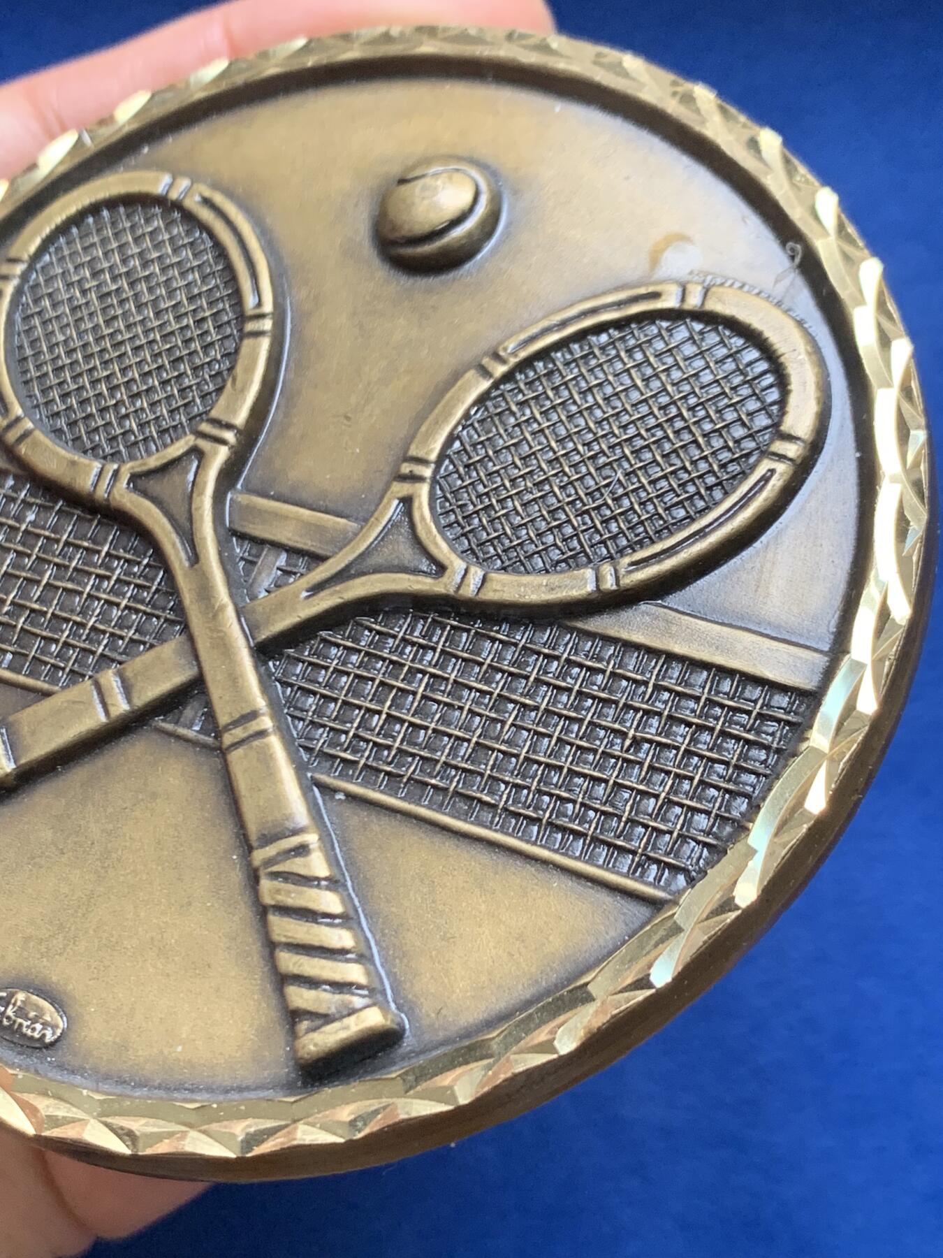 《竞宝斋》第461场 周日，周一，2场连拍 （全场包邮）欢迎送拍 网球比赛铜章 大规格 单面章 217.2克 88mm