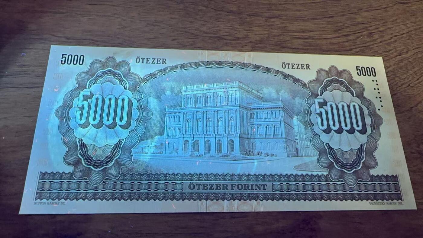 徐霞客拍卖首拍 匈牙利	P-177d 1995年5000福林	K15198289	unc- 	这是匈牙利国家银行发行的5000福林纸币，票面人物是19世纪匈牙利政治家、改革家伊什特万·塞切尼（István Széchenyi），他推动了匈牙利的现代化改革，被誉为“匈牙利的伟大爱国者”。这张纸币是匈牙利货币体系中的经典品种，其历史人物主题与时代印记，使其兼具文化价值与收藏属性。		