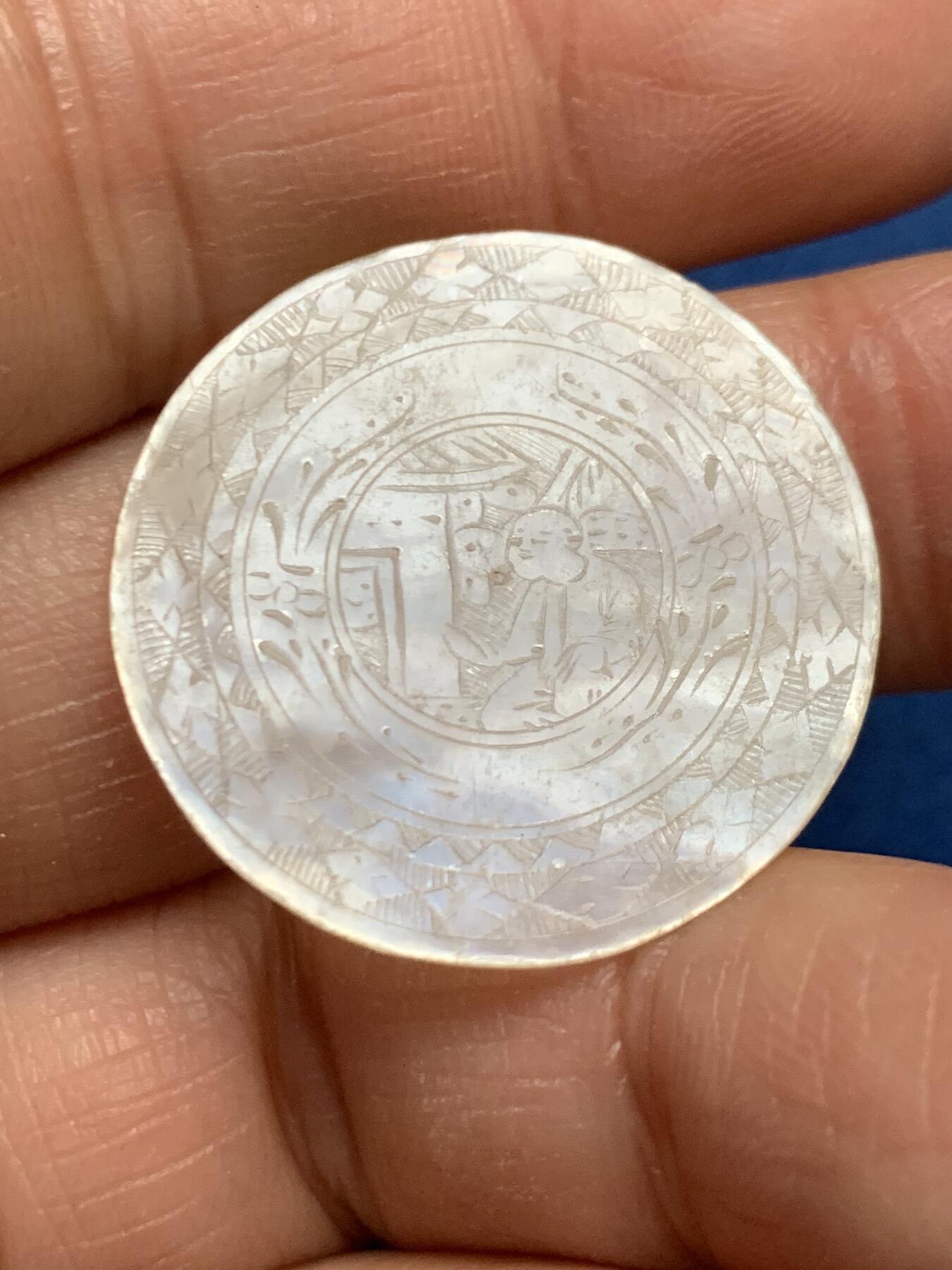 《竞宝斋》第461场 周日，周一，2场连拍 （全场包邮）欢迎送拍 两个一组 英国回流 清螺钿贝母筹码，圆型，珠光水润，人物故事精雕