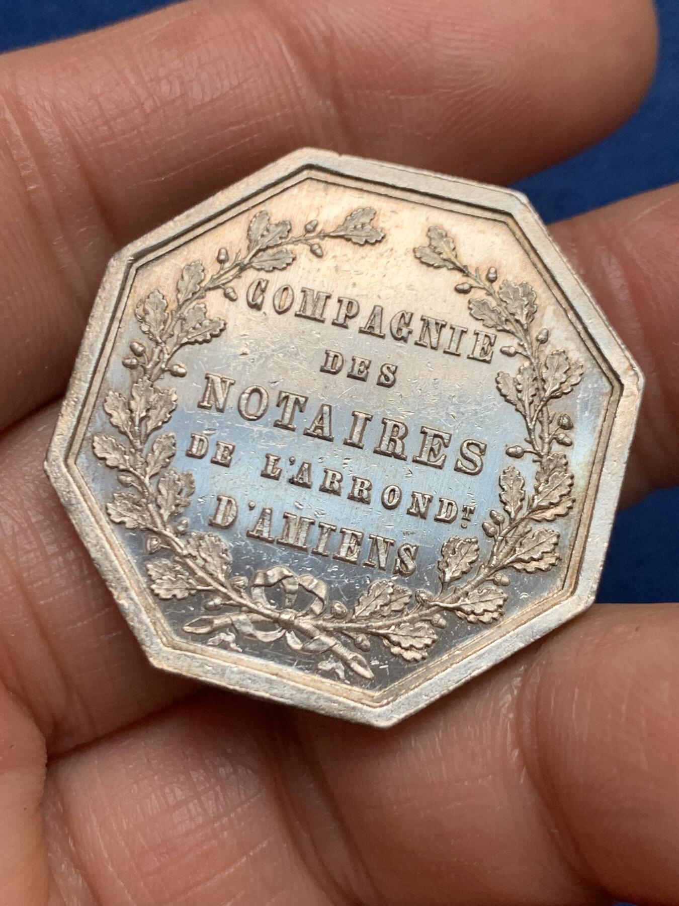 《竞宝斋》第461场 周日，周一，2场连拍 （全场包邮）欢迎送拍 法国亚眠公证人八角银质代币 15.45g 31.7mm 蜜蜂边铭