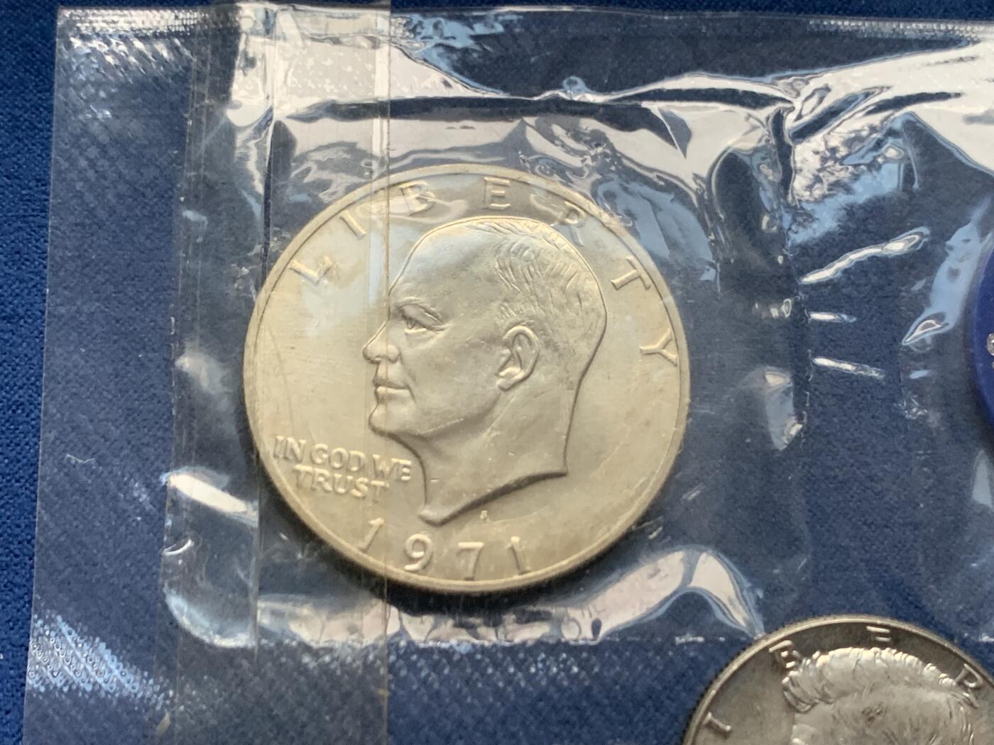 《竞宝斋》第461场 周日，周一，2场连拍 （全场包邮）欢迎送拍 美国1966-1969年肯尼迪半美元银币 总重约57.5克 + 美国1971年艾森豪威尔1美元大银币 原封未拆