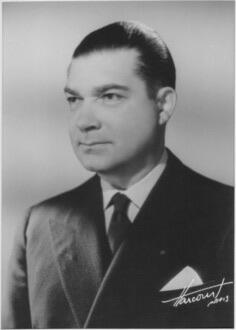 戎马世界章牌大赏第110期 法属柬埔寨王国军官级万象白伞勋章证书，非常少见，授予法国海军专员，有得主履历，得主1939年晋升为首席专员，曾在远东的“雷居勒斯号”巡洋舰服役，随后登上“恩特卡斯特奥号”驱逐舰与“巴黎号”战列舰，在“圣女贞德号”巡洋舰度过两年时光后，他曾短暂负责学员晋升考核工作