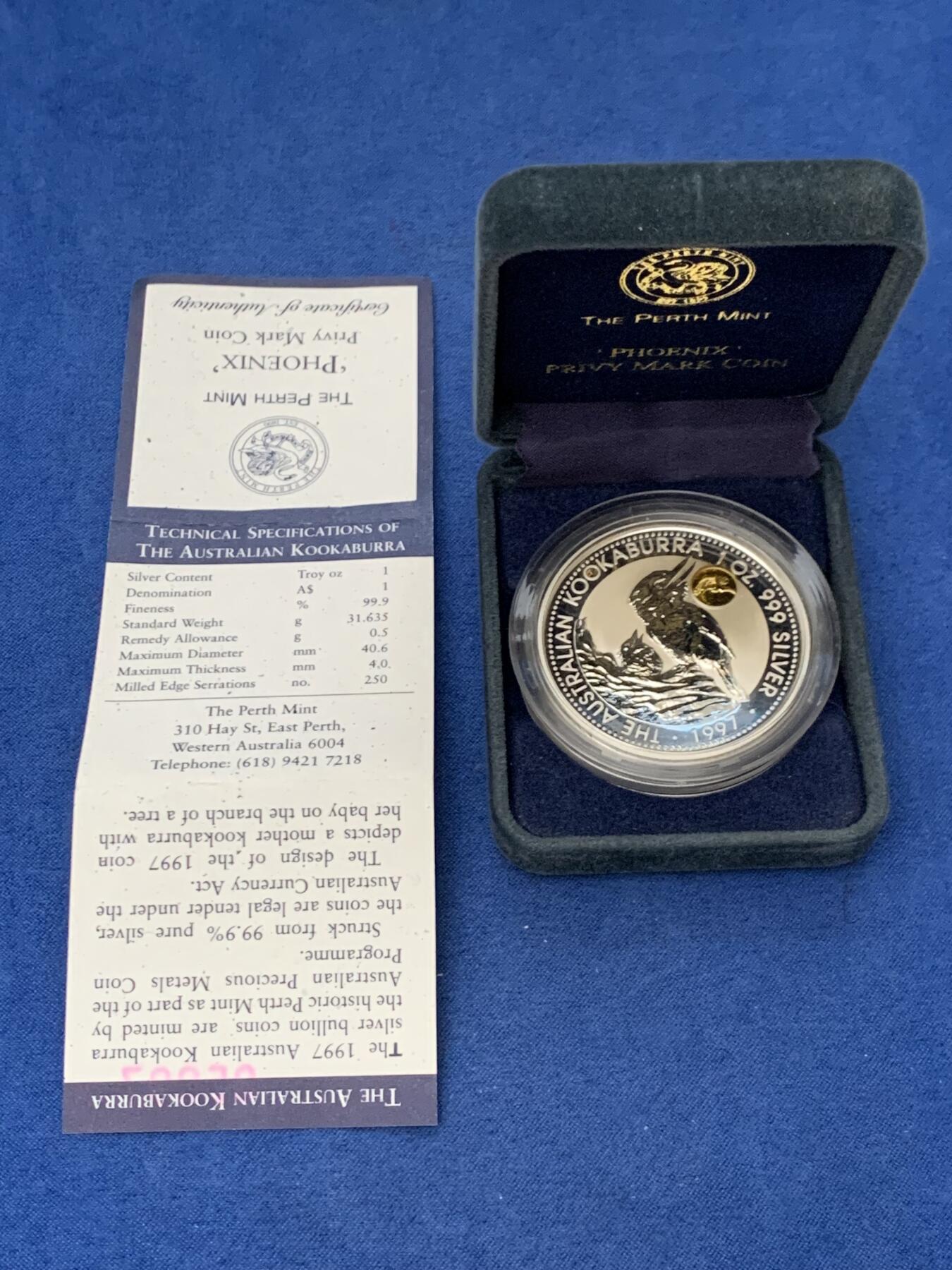 《竞宝斋》第461场 周日，周一，2场连拍 （全场包邮）欢迎送拍 澳大利亚 1997年 笑翠鸟 熊猫镶嵌银币 含纯银1盎司999银，镶嵌部分重约0.5克黄金，发行1.5万枚，为上海国际钱币展而发行，细节见图