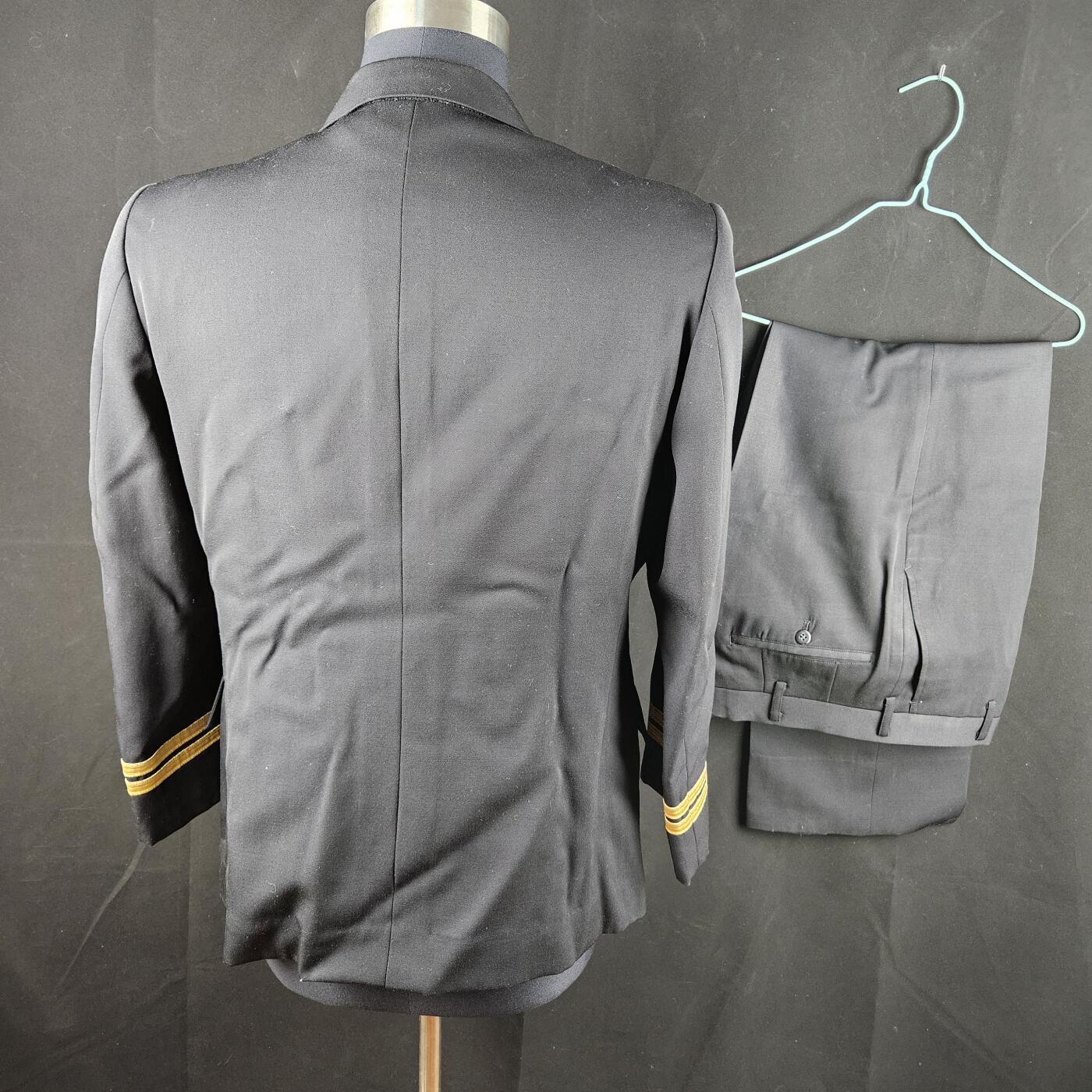 0元起拍勋章 第329期 咸鱼国勋章拍卖专场 1月28日（周三）下午6：00开始 海自一等海尉常服一套 胸围98 肩宽43 衣长71 袖长56 腰围40 裤长95