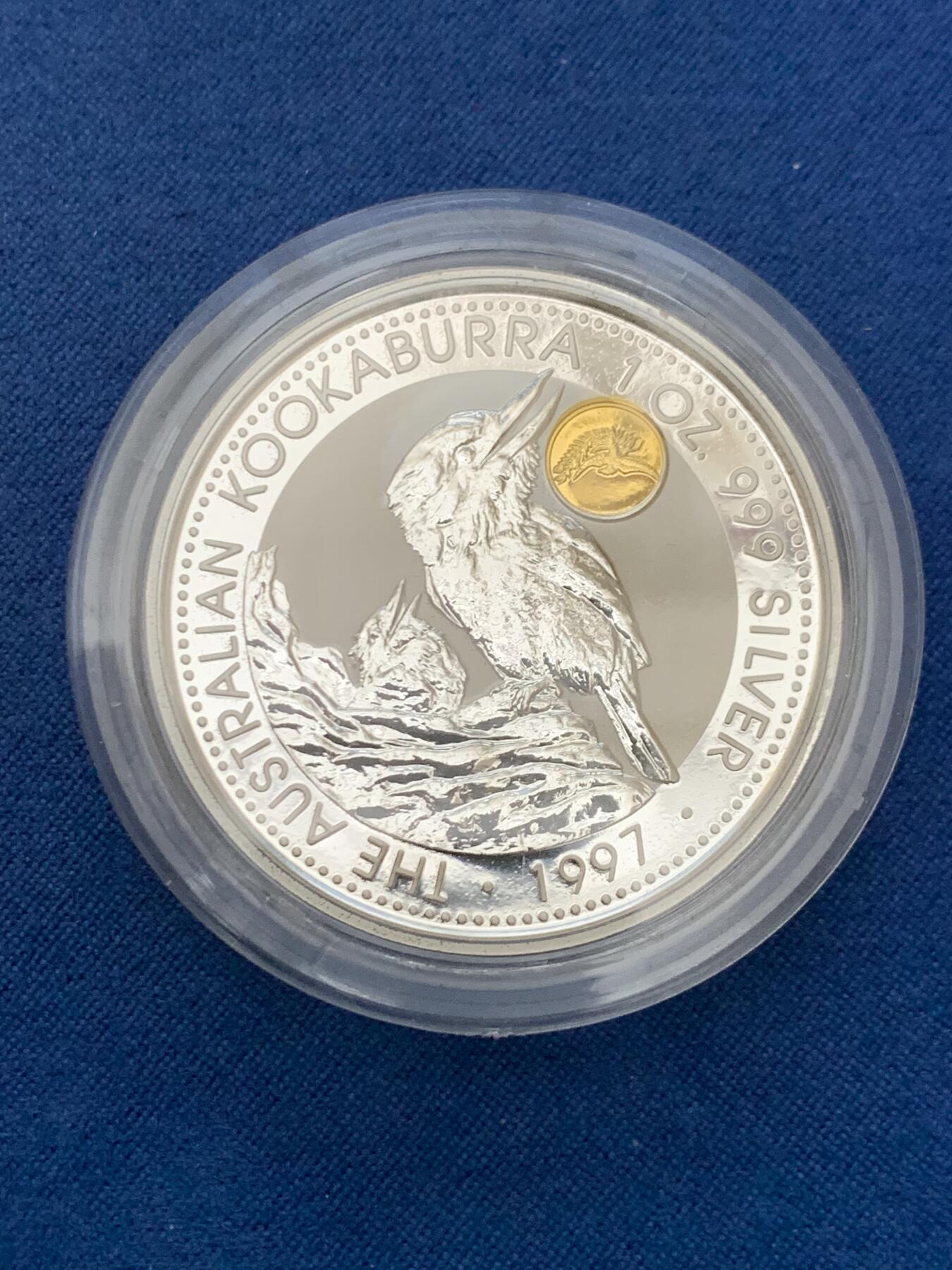 《竞宝斋》第461场 周日，周一，2场连拍 （全场包邮）欢迎送拍 澳大利亚 1997年 笑翠鸟 熊猫镶嵌银币 含纯银1盎司999银，镶嵌部分重约0.5克黄金，发行1.5万枚，为上海国际钱币展而发行，细节见图