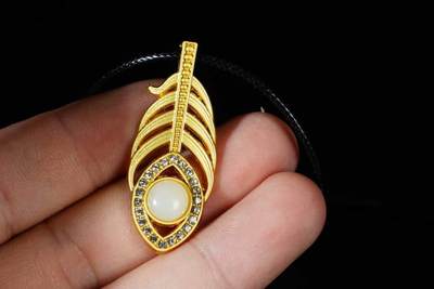 上海都达杂项专场八（全场包邮）   天然镀金一叶知秋嵌和田玉蛋面挂件 附鉴定证书87-346