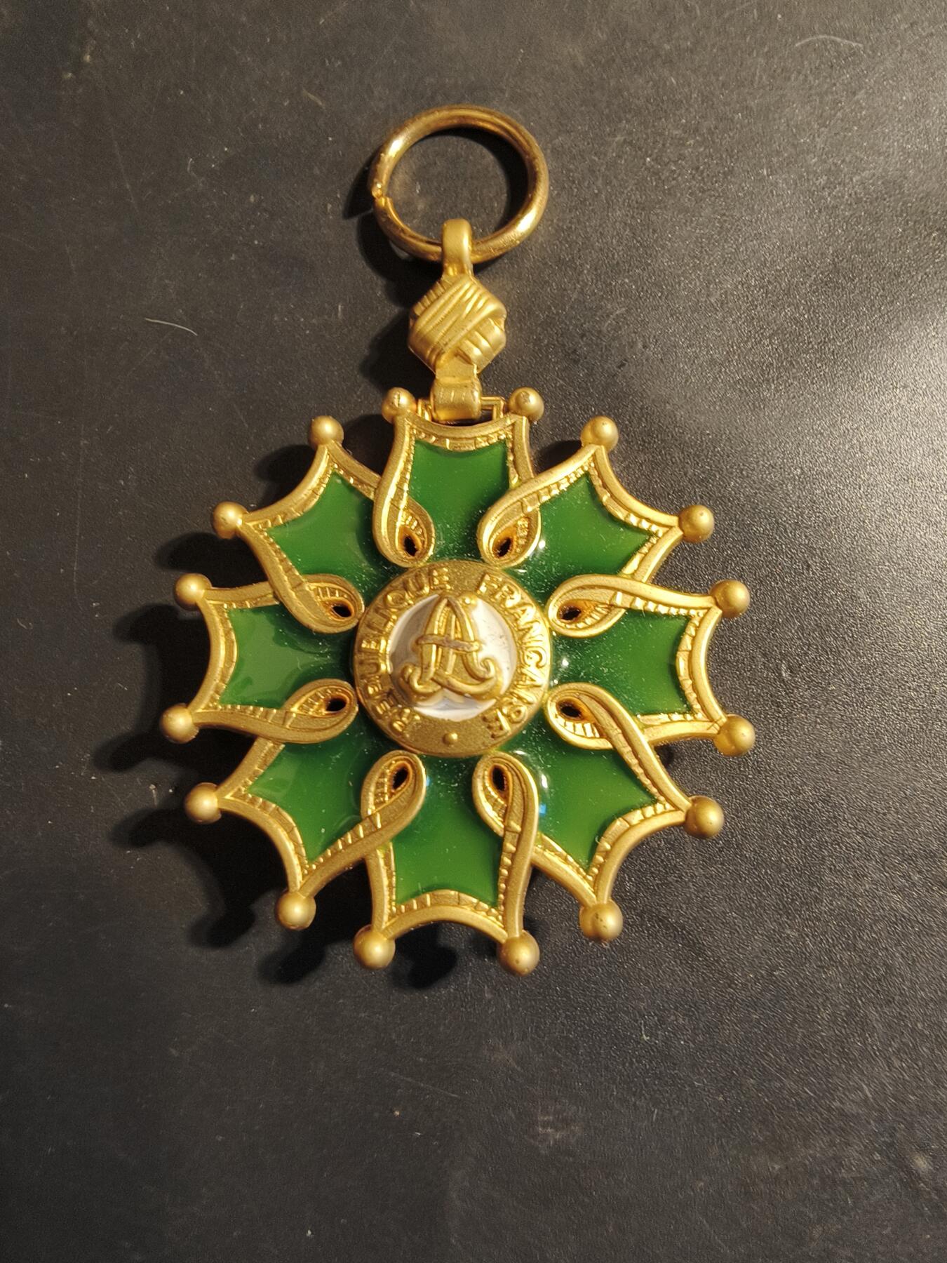 老王徽章第179期 法国军官级文学艺术勋章    无绶带    复刻