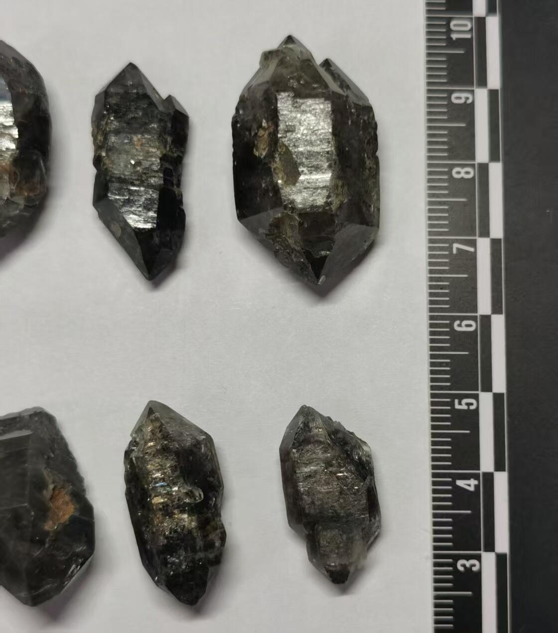 七河·世界币章矿标杂件每周小拍（总第35期）（本场周二结标） 藏家出品 X724（7） 暗色系云贵闪灵水晶原石，一组 8 件 本件拍品由合作藏家邮寄