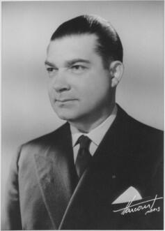 戎马世界章牌大赏第110期 法属柬埔寨王国军官级王冠勋章证书，有折痕破损，属于法国海军专员，有得主相关履历，得主1939年晋升为首席专员，曾在远东的“雷居勒斯号”巡洋舰服役，随后登上“恩特卡斯特奥号”驱逐舰与“巴黎号”战列舰，在“圣女贞德号”巡洋舰度过两年时光后，他曾短暂负责学员晋升考核