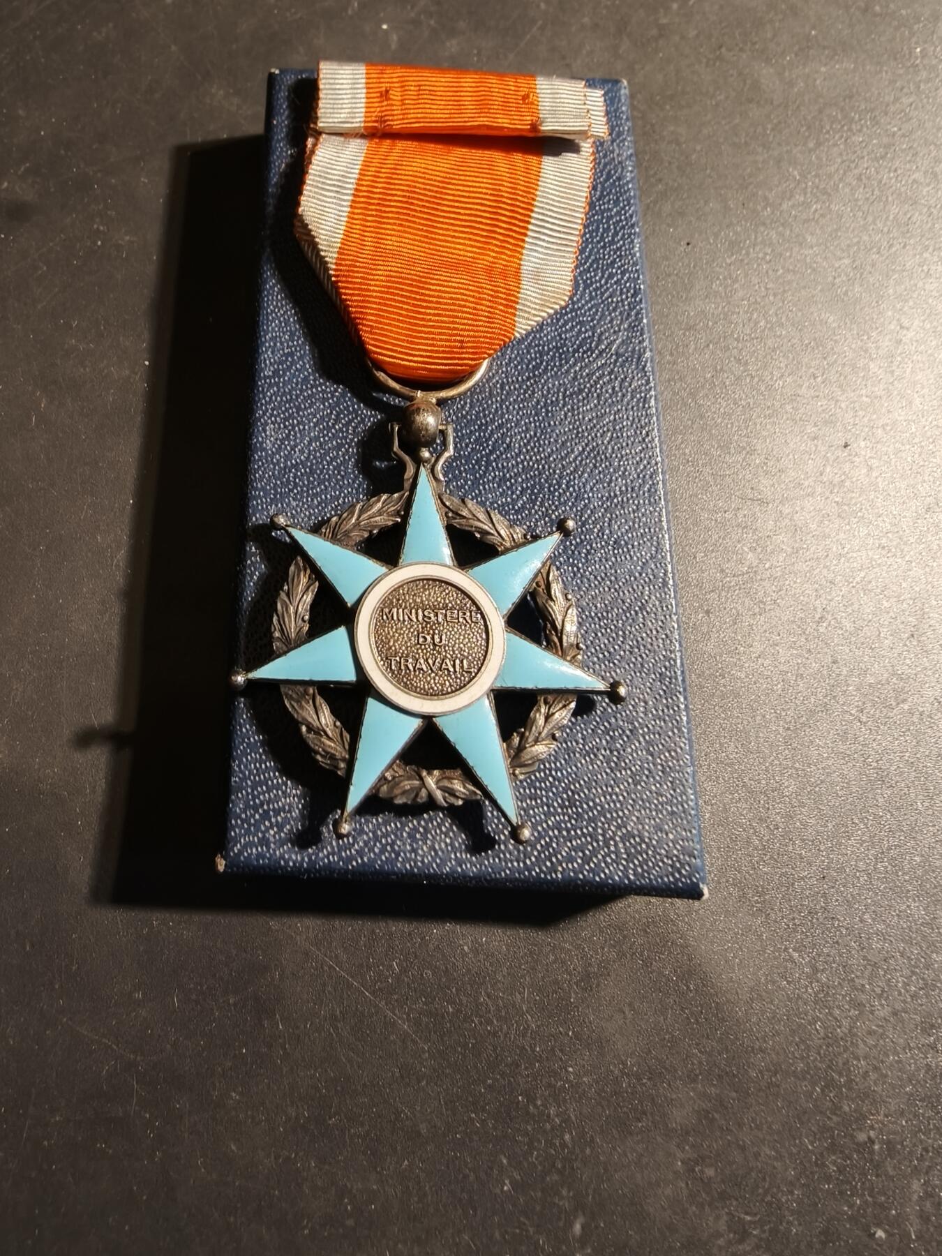 老王徽章第179期 法国骑士级社会功绩勋章     带纸盒