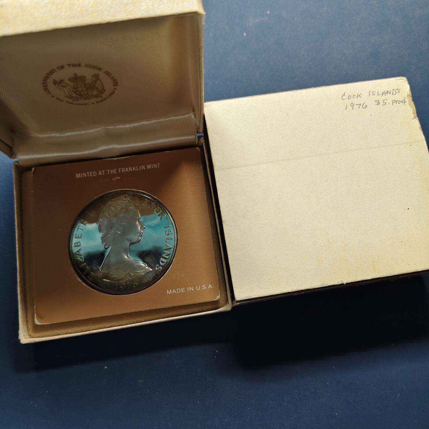 【全场包邮】纯粹捡漏拍499场-持续更新中 库克群岛1976年5元曼加亚翠鸟精制纪念银币【42毫米27.3克50%，纯银价约382元（按28元银价折算）】-原盒