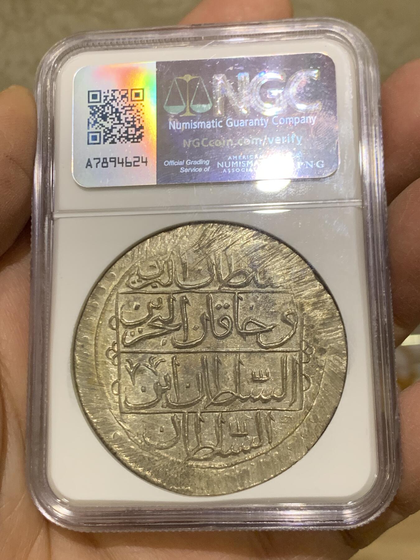 《竞宝斋》第461场 周日，周一，2场连拍 （全场包邮）欢迎送拍 NGC MS63 利比亚1796年（AH1210）年100帕拉大银币，以奥斯曼土耳其塞利姆三世的名义发行，在的黎波里铸造。实际此时的利比亚在本土贵族卡拉曼尼家族的统治下高度自治。与土耳其和其他阿拉伯大部分地区的钱币不同，利比亚地区只铸造了5个年份且数量极其稀少，此枚为最后的年份。N和P双料冠军，唯一的MS。一枚年份更常见的利比亚VF在Ha拍了一万多人民币。