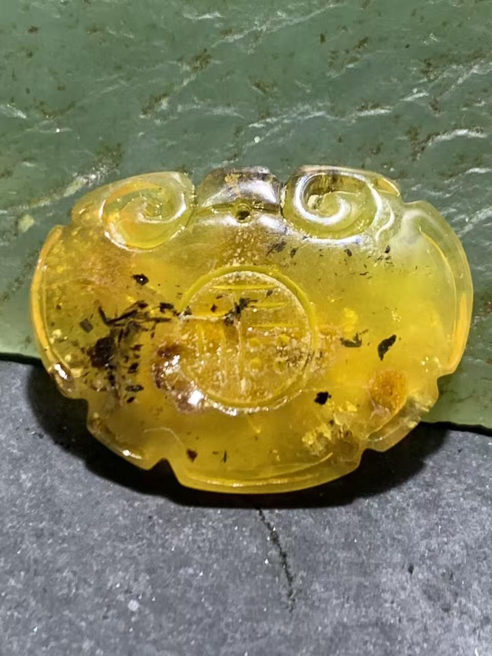 天然通货乌克兰蜜蜡雕刻福字吊坠一个，