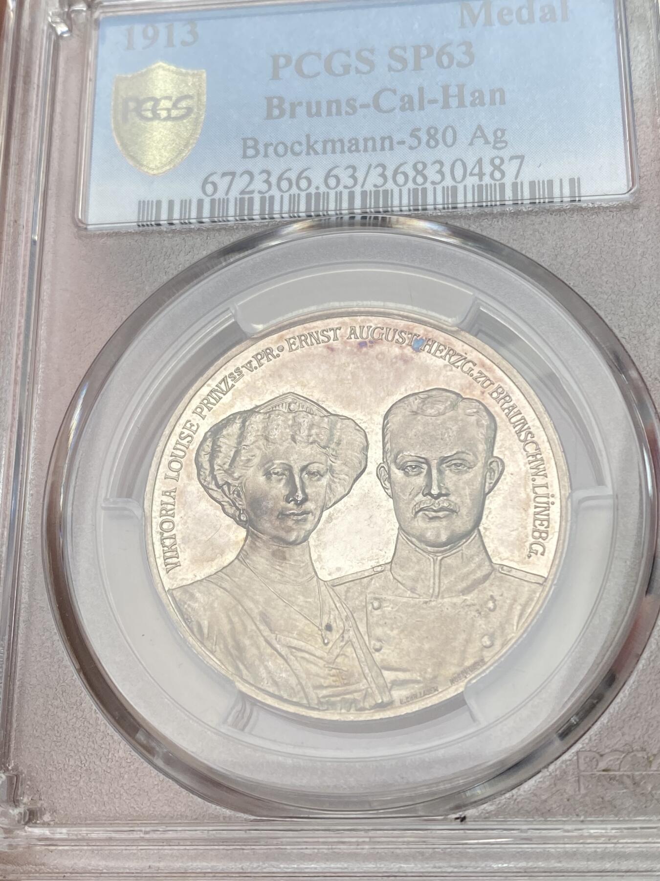 万国钱币拍卖第059期 PCGS SP63 1913年德国布伦瑞克-卡伦贝格-汉诺威皇室婚礼纪念银章 纪念来自汉诺威家族的欧内斯特-奥古斯都与霍亨索伦家族的普鲁士维多利亚路易斯公主结婚；这场联姻结束了两大家族之间几十年的裂痕。这次婚礼也是第一次世界大战之前欧洲各君主最后一次盛大聚会 