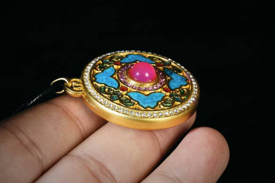 上海都达杂项专场八（全场包邮）   天然镀金珐琅彩罗盘嵌红玛瑙蛋面挂件 附鉴定证书87-356