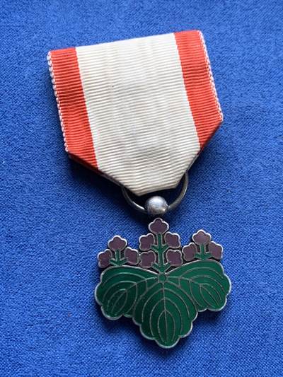 《竞宝斋》第461场 周日，周一，2场连拍 （全场包邮）欢迎送拍 - 日本七等青叶银章 总重19.6克