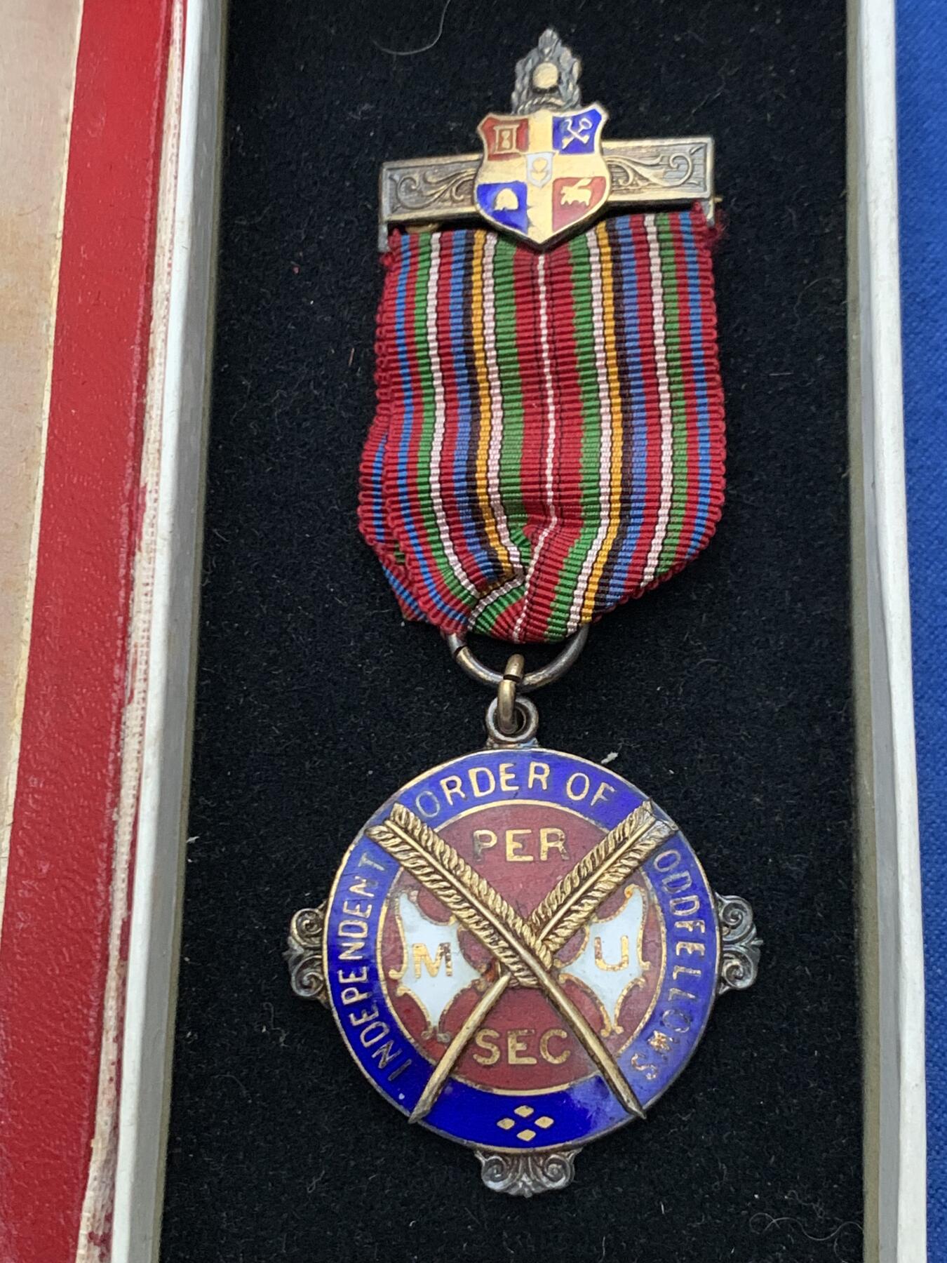 《竞宝斋》第461场 周日，周一，2场连拍 （全场包邮）欢迎送拍 英国1950年共济会镀金银章。工艺精湛，走狮银标清晰。共济会是西方颇带神秘色彩的组织，美元钞票上某些图案的来源。总重约17.2克