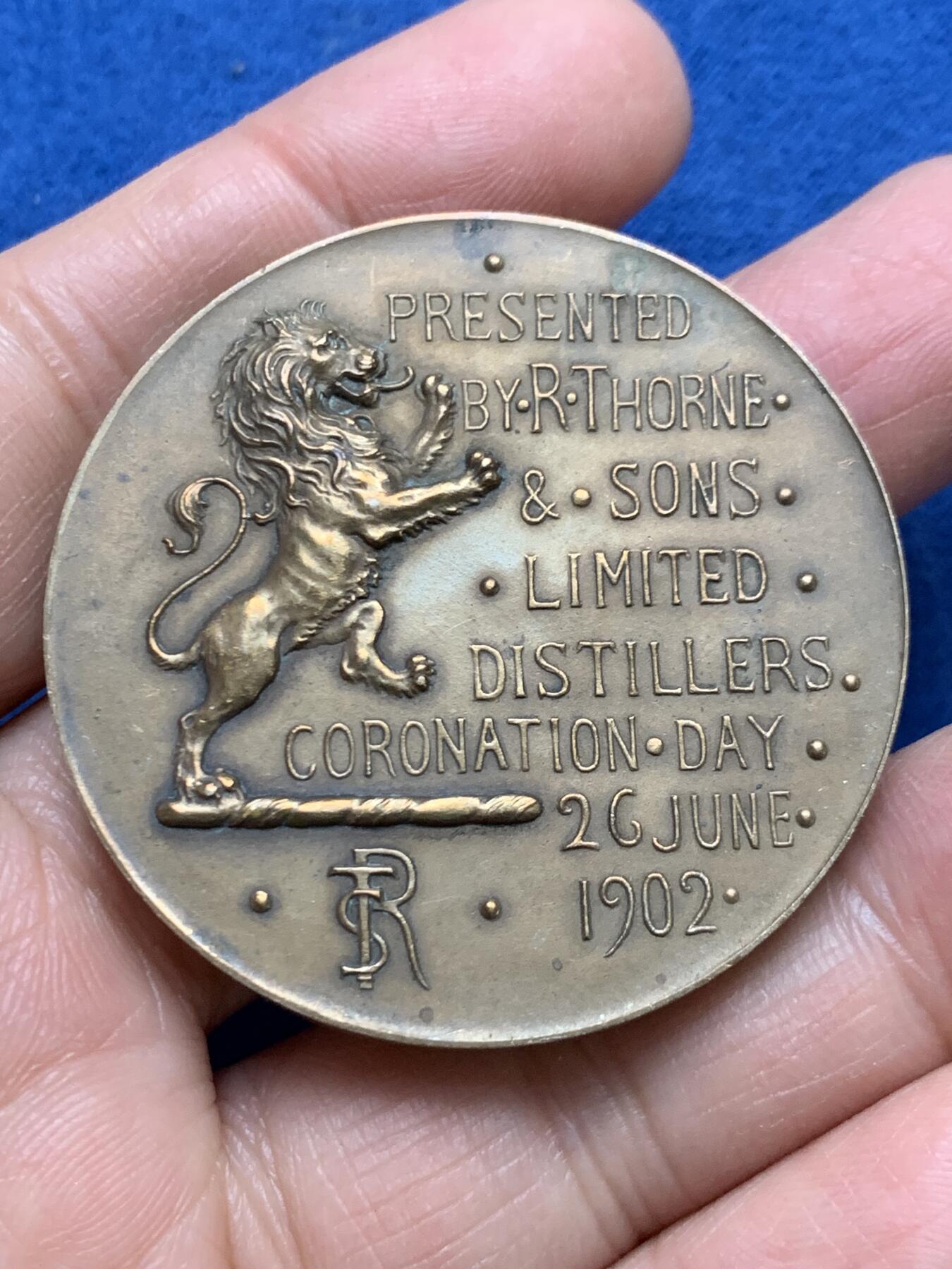 《竞宝斋》第461场 周日，周一，2场连拍 （全场包邮）欢迎送拍 英国1902年爱德华七世登基大铜章，少见款别，设计精美，狮子立体，力量感十足。43.5克，45.9mm