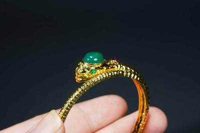 上海都达杂项专场八（全场包邮）   天然镀金嵌绿玛瑙蛋面蛇形活口手镯 附鉴定证书87-361