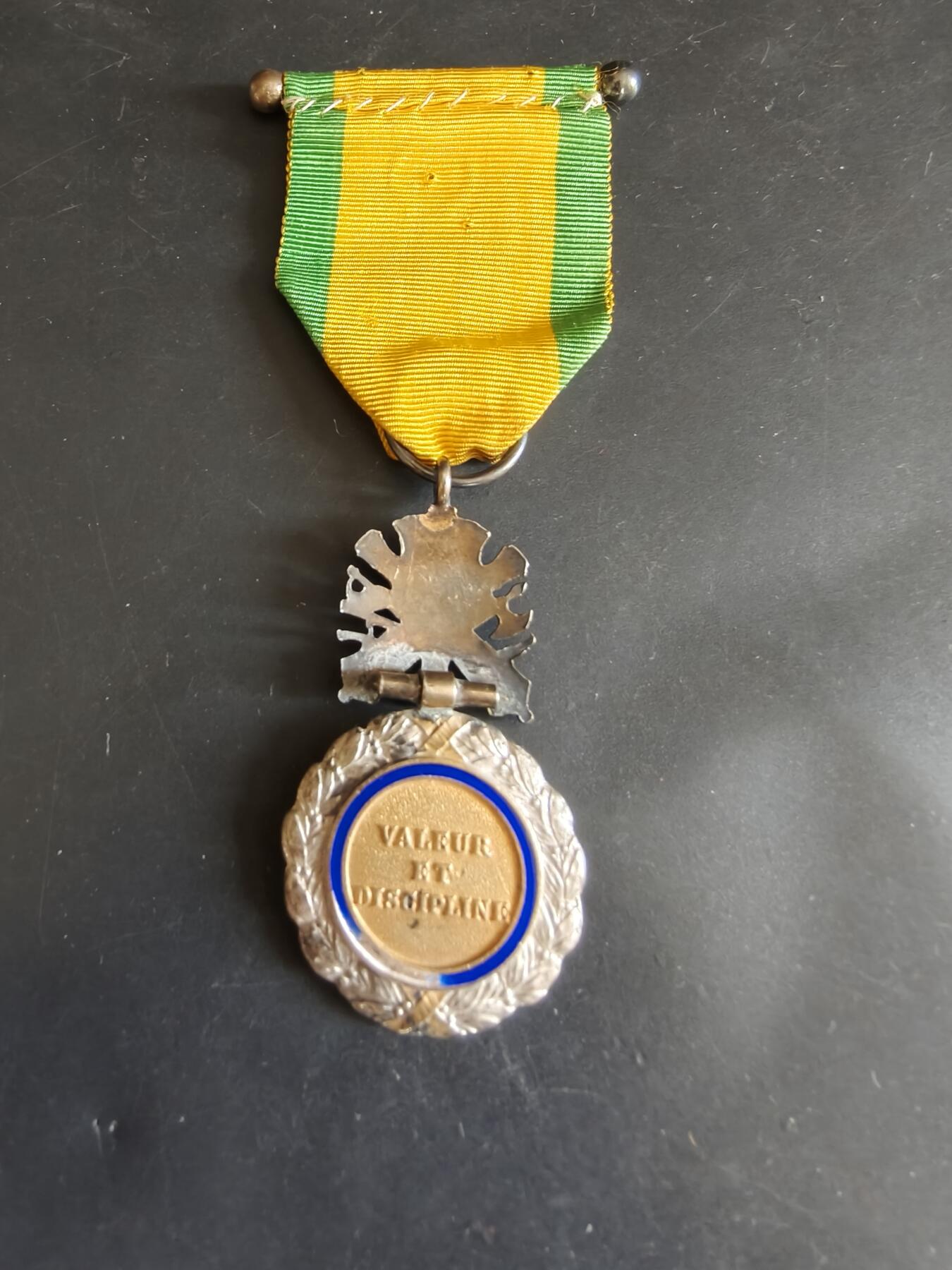 老王徽章第179期 法国军事奖章    三共时期     950银镀金珐琅     重量21.2g