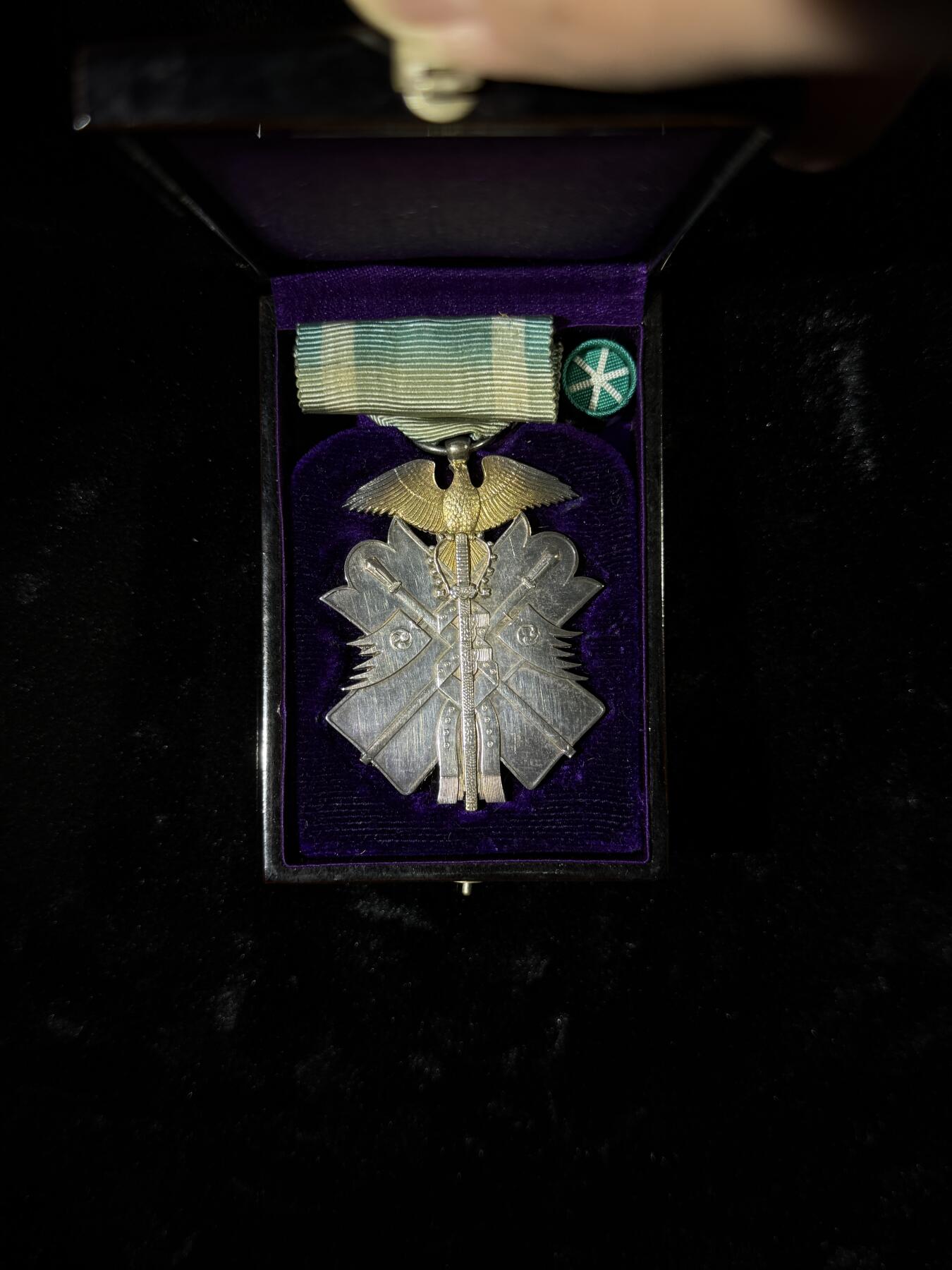 戎马世界章牌大赏第110期 功七级金鸱章，盒子为六级