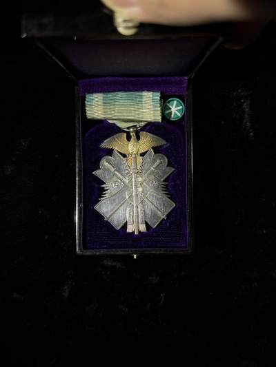 戎马世界章牌大赏第110期 - 功七级金鸱章，盒子为六级