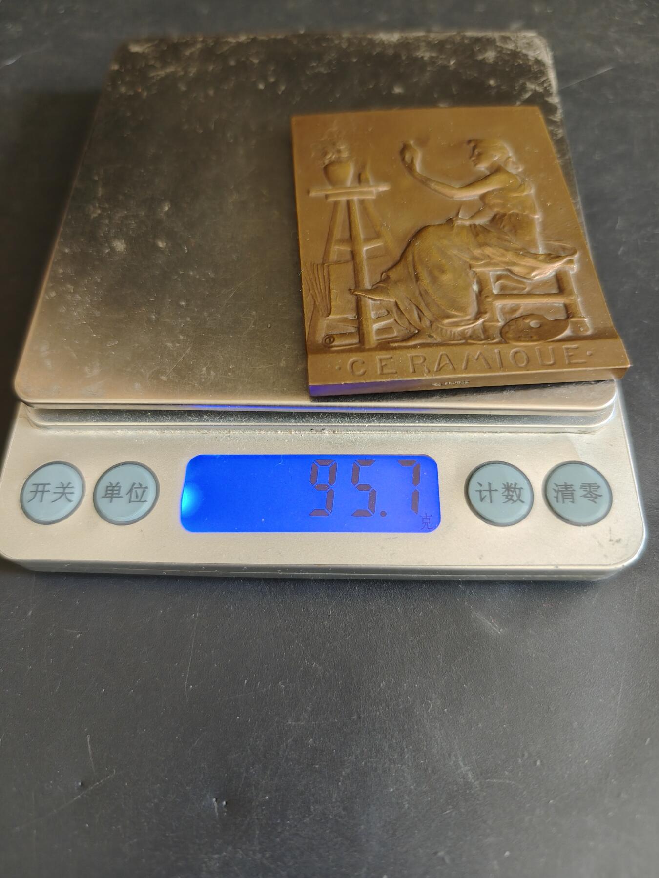 老王徽章第179期 法国陶瓷工业联合会 方形大铜章     大师普鲁多姆作品     尺寸49×65mm     重量95.7g