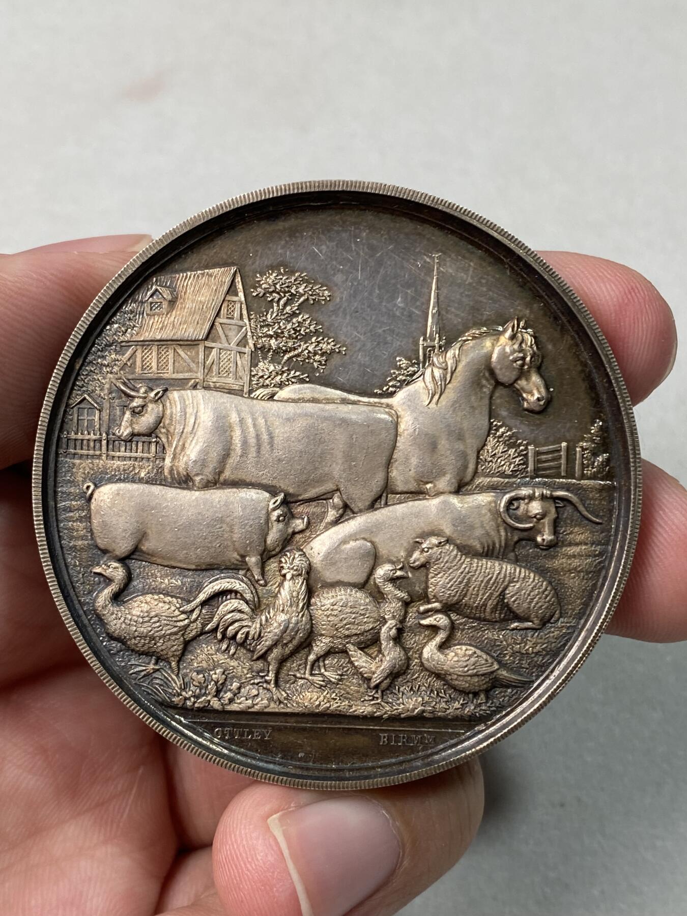 万国钱币拍卖第059期 1869英国农业协会畜牧大银章 高浮雕五彩大规格 边缘磕碰 61g 53mm