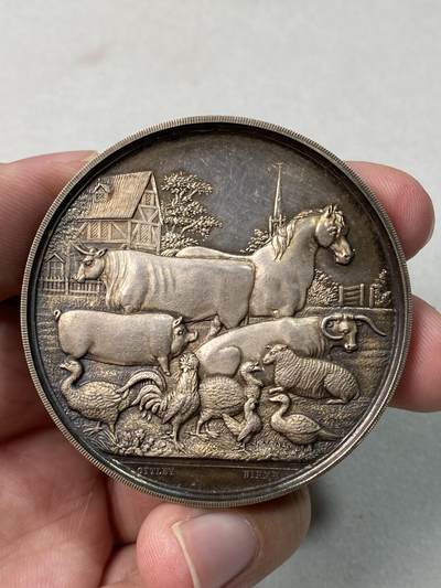 万国钱币拍卖第059期 - 1869英国农业协会畜牧大银章 高浮雕五彩大规格 边缘磕碰 61g 53mm